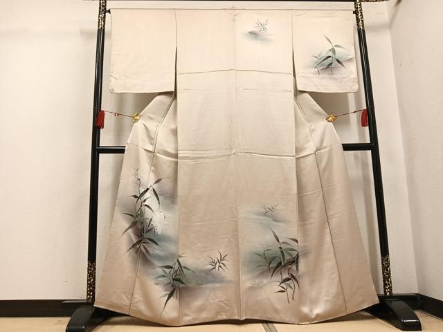 ■■■　サイズ　■■■ 身丈 160cm（肩から） 裄丈 65.5cm 袖丈 48.5cm　縫込み 4cm 袖幅 33.5cm 前幅 24.5cm 後幅 30.5cm 着物縫いこみ 内揚げ 2cm 裄 お袖側 約1cm　身頃側 約2cm ■■■　商品詳細　■■■ 【正絹・一つ紋】 状態は接写画像のように衿山に薄い汚れがございますが その他特に目立ったシミ汚れなどもなく大変良い状態です。 大変上質な逸品になります。 お安く出品致しますので、是非この機会にいかがでしょうか？ ■■■　注意事項　■■■ ■モニター発色の具合により色合いが異なる場合がございます。 ■寸法は多少の誤差が生じる場合がございますのでご了承ください。 ■縫込みの長さが左右非対称の場合は短い部分を記載しております。 左右非対称であってもご返品・お値引き等の保証は出来かねますので、ご了承の上ご購入をお願い致します。 ■シミ等のチェックには注意を払っておりますが、見落としがある場合もございますし、個人の見解も様々ですので神経質な方のご購入はお控えください。 ■箪笥に入っておりました着物や帯なので畳みシワや匂いがあるものもございます。 ■お休みは基本的に土日祝となりますが、その他臨時でお休みする場合がございますのでご了承ください。 ■商品の発送は平日のみの発送となります。 ■夜間と土曜、日曜日はお問い合わせの回答が遅れる場合がございます。 ■当店では、お直し、紋入れ、お手入れ等は承っておりません。 ■生地の状態（ヤケ、経年劣化等）によってはサイズ直しが出来ない場合がございます。 その点もどうかご了承のうえ、ご購入をお願いいたします。 ■弊社で取り扱う商品は一点ものにつき、時期や在庫状況に応じて金額が変更となる場合がございます。 ■検針は行っておりません。予めご了承いただきますようお願いいたします。 ■【洗える着物】と記載のある商品におきましては、商品お届け後に洗濯を行ってしまってからのご返品にはご対応しかねます。 念の為、専門店でのお手入れをお願いいたします。 ■写真に写っている物が全てになります。それ以外の付属品はございませんのでご了承ください。 ■状態に関する写真につきましては、掲載可能な写真枚数に限りがあるため、各箇所につき1枚参考画像を掲載しております。 ■着物のサイズ目安は下記を参考ください↓ ＜女性着物＞　お端折り次第で＋5cm　－1cmが着用可能サイズ 　例）身丈170cmの場合、身長160cm～175cm ＜男性着物＞　身丈＋約25cm～27cm程が適応身長 　例）身丈155cmの場合、身長180～182cm