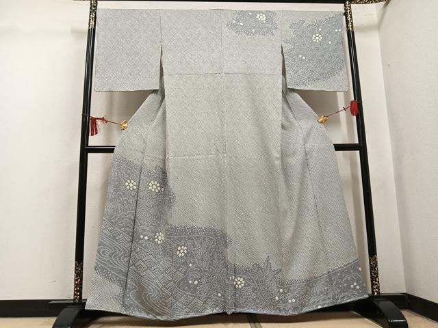 ■■■　サイズ　■■■ 身丈 157.5cm（肩から） 裄丈 65cm 袖丈 47.5cm　縫込み 6cm 袖幅 33.5cm 前幅 24cm 後幅 30.5cm 着物縫いこみ 内揚げ 7cm 裄 お袖側 約1cm　身頃側 約0cm ■■■　商品詳細　■■■ 【正絹】 状態は接写画像のように袖口・袖裏・衿山に薄い汚れがございますが その他特に目立ったシミ汚れなどもなく大変良い状態です。 大変上質な逸品になります。 お安く出品致しますので、是非この機会にいかがでしょうか？ ■■■　注意事項　■■■ ■モニター発色の具合により色合いが異なる場合がございます。 ■寸法は多少の誤差が生じる場合がございますのでご了承ください。 ■縫込みの長さが左右非対称の場合は短い部分を記載しております。 左右非対称であってもご返品・お値引き等の保証は出来かねますので、ご了承の上ご購入をお願い致します。 ■シミ等のチェックには注意を払っておりますが、見落としがある場合もございますし、個人の見解も様々ですので神経質な方のご購入はお控えください。 ■箪笥に入っておりました着物や帯なので畳みシワや匂いがあるものもございます。 ■お休みは基本的に土日祝となりますが、その他臨時でお休みする場合がございますのでご了承ください。 ■商品の発送は平日のみの発送となります。 ■夜間と土曜、日曜日はお問い合わせの回答が遅れる場合がございます。 ■当店では、お直し、紋入れ、お手入れ等は承っておりません。 ■生地の状態（ヤケ、経年劣化等）によってはサイズ直しが出来ない場合がございます。 その点もどうかご了承のうえ、ご購入をお願いいたします。 ■弊社で取り扱う商品は一点ものにつき、時期や在庫状況に応じて金額が変更となる場合がございます。 ■検針は行っておりません。予めご了承いただきますようお願いいたします。 ■【洗える着物】と記載のある商品におきましては、商品お届け後に洗濯を行ってしまってからのご返品にはご対応しかねます。 念の為、専門店でのお手入れをお願いいたします。 ■写真に写っている物が全てになります。それ以外の付属品はございませんのでご了承ください。 ■状態に関する写真につきましては、掲載可能な写真枚数に限りがあるため、各箇所につき1枚参考画像を掲載しております。 ■着物のサイズ目安は下記を参考ください↓ ＜女性着物＞　お端折り次第で＋5cm　－1cmが着用可能サイズ 　例）身丈170cmの場合、身長160cm～175cm ＜男性着物＞　身丈＋約25cm～27cm程が適応身長 　例）身丈155cmの場合、身長180～182cm