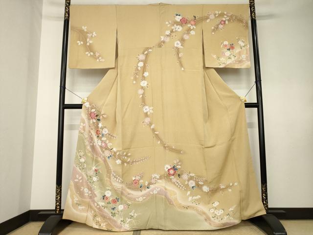 ■■■　サイズ　■■■ 身丈 163cm（肩から） 裄丈 68cm 袖丈 51cm　縫込み 10cm 袖幅 35cm 前幅 24cm 後幅 30cm 着物縫いこみ 内揚げ 3cm 裄 お袖側 約2cm　身頃側 約2cm ■■■　商品詳細　■■■ 【正絹・重ね衿：取り外し可能】 状態は特に目立ったシミ汚れなどもなく大変良い状態です。 大変上質な逸品になります。 お安く出品致しますので、是非この機会にいかがでしょうか？ ■■■　注意事項　■■■ ■モニター発色の具合により色合いが異なる場合がございます。 ■寸法は多少の誤差が生じる場合がございますのでご了承ください。 ■縫込みの長さが左右非対称の場合は短い部分を記載しております。 左右非対称であってもご返品・お値引き等の保証は出来かねますので、ご了承の上ご購入をお願い致します。 ■シミ等のチェックには注意を払っておりますが、見落としがある場合もございますし、個人の見解も様々ですので神経質な方のご購入はお控えください。 ■箪笥に入っておりました着物や帯なので畳みシワや匂いがあるものもございます。 ■お休みは基本的に土日祝となりますが、その他臨時でお休みする場合がございますのでご了承ください。 ■商品の発送は平日のみの発送となります。 ■夜間と土曜、日曜日はお問い合わせの回答が遅れる場合がございます。 ■当店では、お直し、紋入れ、お手入れ等は承っておりません。 ■生地の状態（ヤケ、経年劣化等）によってはサイズ直しが出来ない場合がございます。 その点もどうかご了承のうえ、ご購入をお願いいたします。 ■弊社で取り扱う商品は一点ものにつき、時期や在庫状況に応じて金額が変更となる場合がございます。 ■検針は行っておりません。予めご了承いただきますようお願いいたします。 ■【洗える着物】と記載のある商品におきましては、商品お届け後に洗濯を行ってしまってからのご返品にはご対応しかねます。 念の為、専門店でのお手入れをお願いいたします。 ■写真に写っている物が全てになります。それ以外の付属品はございませんのでご了承ください。 ■状態に関する写真につきましては、掲載可能な写真枚数に限りがあるため、各箇所につき1枚参考画像を掲載しております。 ■着物のサイズ目安は下記を参考ください↓ ＜女性着物＞　お端折り次第で＋5cm　－1cmが着用可能サイズ 　例）身丈170cmの場合、身長160cm～175cm ＜男性着物＞　身丈＋約25cm～27cm程が適応身長 　例）身丈155cmの場合、身長180～182cm