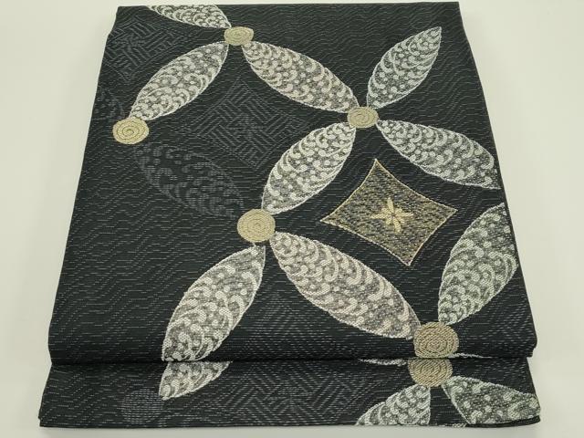 ■■■　サイズ　■■■ 長さ 364cm 幅 30.5cm程 ■■■　商品詳細　■■■ 【正絹】 状態は締めてはおりますが 特に目立ったシミ汚れなどもなく大変良い状態です。 大変上質な逸品になります。 お安く出品致しますので、是非この機会にいかがでしょうか？ ■■■　注意事項　■■■ ■モニター発色の具合により色合いが異なる場合がございます。 ■寸法は多少の誤差が生じる場合がございますのでご了承ください。 ■縫込みの長さが左右非対称の場合は短い部分を記載しております。 左右非対称であってもご返品・お値引き等の保証は出来かねますので、ご了承の上ご購入をお願い致します。 ■シミ等のチェックには注意を払っておりますが、見落としがある場合もございますし、個人の見解も様々ですので神経質な方のご購入はお控えください。 ■箪笥に入っておりました着物や帯なので畳みシワや匂いがあるものもございます。 ■お休みは基本的に土日祝となりますが、その他臨時でお休みする場合がございますのでご了承ください。 ■商品の発送は平日のみの発送となります。 ■夜間と土曜、日曜日はお問い合わせの回答が遅れる場合がございます。 ■当店では、お直し、紋入れ、お手入れ等は承っておりません。 ■生地の状態（ヤケ、経年劣化等）によってはサイズ直しが出来ない場合がございます。 その点もどうかご了承のうえ、ご購入をお願いいたします。 ■弊社で取り扱う商品は一点ものにつき、時期や在庫状況に応じて金額が変更となる場合がございます。 ■検針は行っておりません。予めご了承いただきますようお願いいたします。 ■【洗える着物】と記載のある商品におきましては、商品お届け後に洗濯を行ってしまってからのご返品にはご対応しかねます。 念の為、専門店でのお手入れをお願いいたします。 ■写真に写っている物が全てになります。それ以外の付属品はございませんのでご了承ください。 ■状態に関する写真につきましては、掲載可能な写真枚数に限りがあるため、各箇所につき1枚参考画像を掲載しております。 ■着物のサイズ目安は下記を参考ください↓ ＜女性着物＞　お端折り次第で＋5cm　－1cmが着用可能サイズ 　例）身丈170cmの場合、身長160cm～175cm ＜男性着物＞　身丈＋約25cm～27cm程が適応身長 　例）身丈155cmの場合、身長180～182cm