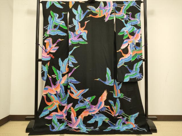 ■■■　サイズ　■■■ 身丈 177cm（肩から） 裄丈 65cm 袖丈 105.5cm　縫込み 5cm 袖幅 32.5cm 前幅 23.5cm 後幅 30cm 着物縫いこみ 内揚げ 0cm 裄 お袖側 約1cm　身頃側 約0cm ■■■　商品詳細　■■■ 【正絹】 状態は接写画像のように表地所々に若干のスレ、胴裏に薄い汚れがございます。 大変上質な逸品になりますのでぜひお手入れをされてお召しになられてはいかがでしょうか。 お安く出品致しますので、是非この機会にいかがでしょうか？ ■■■　注意事項　■■■ ■モニター発色の具合により色合いが異なる場合がございます。 ■寸法は多少の誤差が生じる場合がございますのでご了承ください。 ■縫込みの長さが左右非対称の場合は短い部分を記載しております。 左右非対称であってもご返品・お値引き等の保証は出来かねますので、ご了承の上ご購入をお願い致します。 ■シミ等のチェックには注意を払っておりますが、見落としがある場合もございますし、個人の見解も様々ですので神経質な方のご購入はお控えください。 ■箪笥に入っておりました着物や帯なので畳みシワや匂いがあるものもございます。 ■お休みは基本的に土日祝となりますが、その他臨時でお休みする場合がございますのでご了承ください。 ■商品の発送は平日のみの発送となります。 ■夜間と土曜、日曜日はお問い合わせの回答が遅れる場合がございます。 ■当店では、お直し、紋入れ、お手入れ等は承っておりません。 ■生地の状態（ヤケ、経年劣化等）によってはサイズ直しが出来ない場合がございます。 その点もどうかご了承のうえ、ご購入をお願いいたします。 ■弊社で取り扱う商品は一点ものにつき、時期や在庫状況に応じて金額が変更となる場合がございます。 ■検針は行っておりません。予めご了承いただきますようお願いいたします。 ■【洗える着物】と記載のある商品におきましては、商品お届け後に洗濯を行ってしまってからのご返品にはご対応しかねます。 念の為、専門店でのお手入れをお願いいたします。 ■写真に写っている物が全てになります。それ以外の付属品はございませんのでご了承ください。 ■状態に関する写真につきましては、掲載可能な写真枚数に限りがあるため、各箇所につき1枚参考画像を掲載しております。 ■着物のサイズ目安は下記を参考ください↓ ＜女性着物＞　お端折り次第で＋5cm　－1cmが着用可能サイズ 　例）身丈170cmの場合、身長160cm～175cm ＜男性着物＞　身丈＋約25cm～27cm程が適応身長 　例）身丈155cmの場合、身長180～182cm