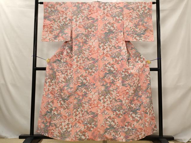 ■■■　サイズ　■■■ 身丈 156cm（肩から） 裄丈 62cm 袖丈 48cm　縫込み 4cm 袖幅 32cm 前幅 25cm 後幅 30cm 着物縫いこみ 内揚げ 4cm 裄 お袖側 約2cm　身頃側 約3cm ■■■　商品詳細　■■■ 【正絹・未使用】 状態は特に目立ったシミ汚れなどもなく大変良い状態です。 大変上質な逸品になります。 お安く出品致しますので、是非この機会にいかがでしょうか？ ■■■　注意事項　■■■ ■モニター発色の具合により色合いが異なる場合がございます。 ■寸法は多少の誤差が生じる場合がございますのでご了承ください。 ■縫込みの長さが左右非対称の場合は短い部分を記載しております。 左右非対称であってもご返品・お値引き等の保証は出来かねますので、ご了承の上ご購入をお願い致します。 ■シミ等のチェックには注意を払っておりますが、見落としがある場合もございますし、個人の見解も様々ですので神経質な方のご購入はお控えください。 ■箪笥に入っておりました着物や帯なので畳みシワや匂いがあるものもございます。 ■お休みは基本的に土日祝となりますが、その他臨時でお休みする場合がございますのでご了承ください。 ■商品の発送は平日のみの発送となります。 ■夜間と土曜、日曜日はお問い合わせの回答が遅れる場合がございます。 ■当店では、お直し、紋入れ、お手入れ等は承っておりません。 ■生地の状態（ヤケ、経年劣化等）によってはサイズ直しが出来ない場合がございます。 その点もどうかご了承のうえ、ご購入をお願いいたします。 ■弊社で取り扱う商品は一点ものにつき、時期や在庫状況に応じて金額が変更となる場合がございます。 ■検針は行っておりません。予めご了承いただきますようお願いいたします。 ■【洗える着物】と記載のある商品におきましては、商品お届け後に洗濯を行ってしまってからのご返品にはご対応しかねます。 念の為、専門店でのお手入れをお願いいたします。 ■写真に写っている物が全てになります。それ以外の付属品はございませんのでご了承ください。 ■状態に関する写真につきましては、掲載可能な写真枚数に限りがあるため、各箇所につき1枚参考画像を掲載しております。 ■着物のサイズ目安は下記を参考ください↓ ＜女性着物＞　お端折り次第で＋5cm　－1cmが着用可能サイズ 　例）身丈170cmの場合、身長160cm～175cm ＜男性着物＞　身丈＋約25cm～27cm程が適応身長 　例）身丈155cmの場合、身長180～182cm