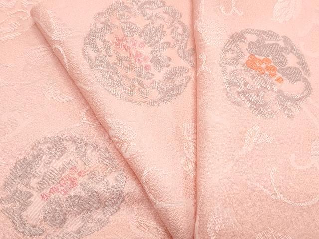 ■■■　サイズ　■■■ 身丈 154cm（肩から） 裄丈 62.cm 袖丈 48cm　縫込み 4cm 袖幅 32.5cm 前幅 23cm 後幅 29cm 着物縫いこみ 内揚げ 0cm 裄 お袖側 約3cm　身頃側 約5cm ■■■　商品詳細　■■■ 【正絹】 状態は特に目立ったシミ汚れなどもなく大変良い状態です。 大変上質な逸品になります。 お安く出品致しますので、是非この機会にいかがでしょうか？ ■■■　注意事項　■■■ ■モニター発色の具合により色合いが異なる場合がございます。 ■寸法は多少の誤差が生じる場合がございますのでご了承ください。 ■縫込みの長さが左右非対称の場合は短い部分を記載しております。 左右非対称であってもご返品・お値引き等の保証は出来かねますので、ご了承の上ご購入をお願い致します。 ■シミ等のチェックには注意を払っておりますが、見落としがある場合もございますし、個人の見解も様々ですので神経質な方のご購入はお控えください。 ■箪笥に入っておりました着物や帯なので畳みシワや匂いがあるものもございます。 ■お休みは基本的に土日祝となりますが、その他臨時でお休みする場合がございますのでご了承ください。 ■商品の発送は平日のみの発送となります。 ■夜間と土曜、日曜日はお問い合わせの回答が遅れる場合がございます。 ■当店では、お直し、紋入れ、お手入れ等は承っておりません。 ■生地の状態（ヤケ、経年劣化等）によってはサイズ直しが出来ない場合がございます。 その点もどうかご了承のうえ、ご購入をお願いいたします。 ■弊社で取り扱う商品は一点ものにつき、時期や在庫状況に応じて金額が変更となる場合がございます。 ■検針は行っておりません。予めご了承いただきますようお願いいたします。 ■【洗える着物】と記載のある商品におきましては、商品お届け後に洗濯を行ってしまってからのご返品にはご対応しかねます。 念の為、専門店でのお手入れをお願いいたします。 ■着物のサイズ目安は下記を参考ください↓ ＜女性着物＞　お端折り次第で＋5cm　−1cmが着用可能サイズ 　例）身丈170cmの場合、身長160cm〜175cm ＜男性着物＞　身丈＋約25cm〜27cm程が適応身長 　例）身丈155cmの場合、身長180〜182cm