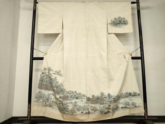 ■■■　サイズ　■■■ 身丈 154cm（肩から） 裄丈 63cm 袖丈 46cm　縫込み 7.5cm 袖幅 32.5cm 前幅 24cm 後幅 28.5cm 着物縫いこみ 内揚げ 7.5cm 裄 お袖側 約4cm　身頃側 約4cm ■■■　商品詳細　■■■ 【正絹・未使用】 状態は特に目立ったシミ汚れなどもなく大変良い状態です。 大変上質な逸品になります。 お安く出品致しますので、是非この機会にいかがでしょうか？ ■■■　注意事項　■■■ ■モニター発色の具合により色合いが異なる場合がございます。 ■寸法は多少の誤差が生じる場合がございますのでご了承ください。 ■縫込みの長さが左右非対称の場合は短い部分を記載しております。 左右非対称であってもご返品・お値引き等の保証は出来かねますので、ご了承の上ご購入をお願い致します。 ■シミ等のチェックには注意を払っておりますが、見落としがある場合もございますし、個人の見解も様々ですので神経質な方のご購入はお控えください。 ■箪笥に入っておりました着物や帯なので畳みシワや匂いがあるものもございます。 ■お休みは基本的に土日祝となりますが、その他臨時でお休みする場合がございますのでご了承ください。 ■商品の発送は平日のみの発送となります。 ■夜間と土曜、日曜日はお問い合わせの回答が遅れる場合がございます。 ■当店では、お直し、紋入れ、お手入れ等は承っておりません。 ■生地の状態（ヤケ、経年劣化等）によってはサイズ直しが出来ない場合がございます。 その点もどうかご了承のうえ、ご購入をお願いいたします。 ■弊社で取り扱う商品は一点ものにつき、時期や在庫状況に応じて金額が変更となる場合がございます。 ■検針は行っておりません。予めご了承いただきますようお願いいたします。 ■【洗える着物】と記載のある商品におきましては、商品お届け後に洗濯を行ってしまってからのご返品にはご対応しかねます。 念の為、専門店でのお手入れをお願いいたします。 ■写真に写っている物が全てになります。それ以外の付属品はございませんのでご了承ください。 ■状態に関する写真につきましては、掲載可能な写真枚数に限りがあるため、各箇所につき1枚参考画像を掲載しております。 ■着物のサイズ目安は下記を参考ください↓ ＜女性着物＞　お端折り次第で＋5cm　－1cmが着用可能サイズ 　例）身丈170cmの場合、身長160cm～175cm ＜男性着物＞　身丈＋約25cm～27cm程が適応身長 　例）身丈155cmの場合、身長180～182cm
