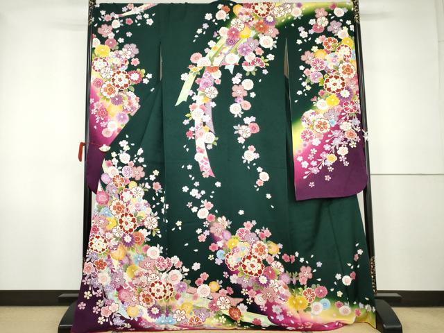 ■■■　サイズ　■■■ 身丈 171.5cm（肩から） 裄丈 72cm 袖丈 104.5cm　縫込み 7cm 袖幅 36.5cm 前幅 26.5cm 後幅 32cm 着物縫いこみ 内揚げ 0cm 裄 お袖側 約0cm　身頃側 約0cm ■■■　商品詳細　■■■ 【正絹】 状態は特に目立ったシミ汚れなどもなく大変良い状態です。 大変上質な逸品になります。 お安く出品致しますので、是非この機会にいかがでしょうか？ ■■■　注意事項　■■■ ■モニター発色の具合により色合いが異なる場合がございます。 ■寸法は多少の誤差が生じる場合がございますのでご了承ください。 ■縫込みの長さが左右非対称の場合は短い部分を記載しております。 左右非対称であってもご返品・お値引き等の保証は出来かねますので、ご了承の上ご購入をお願い致します。 ■シミ等のチェックには注意を払っておりますが、見落としがある場合もございますし、個人の見解も様々ですので神経質な方のご購入はお控えください。 ■箪笥に入っておりました着物や帯なので畳みシワや匂いがあるものもございます。 ■お休みは基本的に土日祝となりますが、その他臨時でお休みする場合がございますのでご了承ください。 ■商品の発送は平日のみの発送となります。 ■夜間と土曜、日曜日はお問い合わせの回答が遅れる場合がございます。 ■当店では、お直し、紋入れ、お手入れ等は承っておりません。 ■生地の状態（ヤケ、経年劣化等）によってはサイズ直しが出来ない場合がございます。 その点もどうかご了承のうえ、ご購入をお願いいたします。 ■弊社で取り扱う商品は一点ものにつき、時期や在庫状況に応じて金額が変更となる場合がございます。 ■検針は行っておりません。予めご了承いただきますようお願いいたします。 ■【洗える着物】と記載のある商品におきましては、商品お届け後に洗濯を行ってしまってからのご返品にはご対応しかねます。 念の為、専門店でのお手入れをお願いいたします。 ■写真に写っている物が全てになります。それ以外の付属品はございませんのでご了承ください。 ■状態に関する写真につきましては、掲載可能な写真枚数に限りがあるため、各箇所につき1枚参考画像を掲載しております。 ■着物のサイズ目安は下記を参考ください↓ ＜女性着物＞　お端折り次第で＋5cm　－1cmが着用可能サイズ 　例）身丈170cmの場合、身長160cm～175cm ＜男性着物＞　身丈＋約25cm～27cm程が適応身長 　例）身丈155cmの場合、身長180～182cm