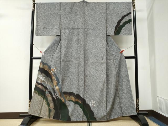 ■■■　サイズ　■■■ 身丈 161cm（肩から） 裄丈 67cm 袖丈 48cm　縫込み 2.5cm 袖幅 34cm 前幅 25.5cm 後幅 31cm 着物縫いこみ 内揚げ 2.5cm 裄 お袖側 約1cm　身頃側 約2cm ■■■　商品詳細　■■■ 【正絹・未使用】 状態は接写画像のように衿裏・胴裏に薄い汚れがございますがその他表地は特に目立ったシミ汚れなどもなく大変良い状態です。 大変上質な逸品になります。 お安く出品致しますので、是非この機会にいかがでしょうか？ ■■■　注意事項　■■■ ■モニター発色の具合により色合いが異なる場合がございます。 ■寸法は多少の誤差が生じる場合がございますのでご了承ください。 ■縫込みの長さが左右非対称の場合は短い部分を記載しております。 左右非対称であってもご返品・お値引き等の保証は出来かねますので、ご了承の上ご購入をお願い致します。 ■シミ等のチェックには注意を払っておりますが、見落としがある場合もございますし、個人の見解も様々ですので神経質な方のご購入はお控えください。 ■箪笥に入っておりました着物や帯なので畳みシワや匂いがあるものもございます。 ■お休みは基本的に土日祝となりますが、その他臨時でお休みする場合がございますのでご了承ください。 ■商品の発送は平日のみの発送となります。 ■夜間と土曜、日曜日はお問い合わせの回答が遅れる場合がございます。 ■当店では、お直し、紋入れ、お手入れ等は承っておりません。 ■生地の状態（ヤケ、経年劣化等）によってはサイズ直しが出来ない場合がございます。 その点もどうかご了承のうえ、ご購入をお願いいたします。 ■弊社で取り扱う商品は一点ものにつき、時期や在庫状況に応じて金額が変更となる場合がございます。 ■検針は行っておりません。予めご了承いただきますようお願いいたします。 ■【洗える着物】と記載のある商品におきましては、商品お届け後に洗濯を行ってしまってからのご返品にはご対応しかねます。 念の為、専門店でのお手入れをお願いいたします。 ■写真に写っている物が全てになります。それ以外の付属品はございませんのでご了承ください。 ■状態に関する写真につきましては、掲載可能な写真枚数に限りがあるため、各箇所につき1枚参考画像を掲載しております。 ■着物のサイズ目安は下記を参考ください↓ ＜女性着物＞　お端折り次第で＋5cm　－1cmが着用可能サイズ 　例）身丈170cmの場合、身長160cm～175cm ＜男性着物＞　身丈＋約25cm～27cm程が適応身長 　例）身丈155cmの場合、身長180～182cm
