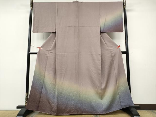 ■■■　サイズ　■■■ 身丈 162cm（肩から） 裄丈 67cm 袖丈 47cm　縫込み 3cm 袖幅 34cm 前幅 26.5cm 後幅 31cm 着物縫いこみ 内揚げ 8cm 裄 お袖側 約2cm　身頃側 約2cm ■■■　商品詳細　■■■ 【正絹】 状態は接写画像のように後身頃に薄い汚れがございますが その他特に目立ったシミ汚れなどもなく大変良い状態です。 大変上質な逸品になります。 お安く出品致しますので、是非この機会にいかがでしょうか？ ■■■　注意事項　■■■ ■モニター発色の具合により色合いが異なる場合がございます。 ■寸法は多少の誤差が生じる場合がございますのでご了承ください。 ■縫込みの長さが左右非対称の場合は短い部分を記載しております。 左右非対称であってもご返品・お値引き等の保証は出来かねますので、ご了承の上ご購入をお願い致します。 ■シミ等のチェックには注意を払っておりますが、見落としがある場合もございますし、個人の見解も様々ですので神経質な方のご購入はお控えください。 ■箪笥に入っておりました着物や帯なので畳みシワや匂いがあるものもございます。 ■お休みは基本的に土日祝となりますが、その他臨時でお休みする場合がございますのでご了承ください。 ■商品の発送は平日のみの発送となります。 ■夜間と土曜、日曜日はお問い合わせの回答が遅れる場合がございます。 ■当店では、お直し、紋入れ、お手入れ等は承っておりません。 ■生地の状態（ヤケ、経年劣化等）によってはサイズ直しが出来ない場合がございます。 その点もどうかご了承のうえ、ご購入をお願いいたします。 ■弊社で取り扱う商品は一点ものにつき、時期や在庫状況に応じて金額が変更となる場合がございます。 ■検針は行っておりません。予めご了承いただきますようお願いいたします。 ■【洗える着物】と記載のある商品におきましては、商品お届け後に洗濯を行ってしまってからのご返品にはご対応しかねます。 念の為、専門店でのお手入れをお願いいたします。 ■写真に写っている物が全てになります。それ以外の付属品はございませんのでご了承ください。 ■状態に関する写真につきましては、掲載可能な写真枚数に限りがあるため、各箇所につき1枚参考画像を掲載しております。 ■着物のサイズ目安は下記を参考ください↓ ＜女性着物＞　お端折り次第で＋5cm　－1cmが着用可能サイズ 　例）身丈170cmの場合、身長160cm～175cm ＜男性着物＞　身丈＋約25cm～27cm程が適応身長 　例）身丈155cmの場合、身長180～182cm