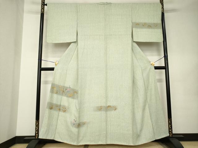 ■■■　サイズ　■■■ 身丈 158cm（肩から） 裄丈 67cm 袖丈 49cm　縫込み 5cm 袖幅 34cm 前幅 24cm 後幅 29cm 着物縫いこみ 内揚げ 4cm 裄 お袖側 約2cm　身頃側 約2cm ■■■　商品詳細　■■■ 【正絹】 状態は特に目立ったシミ汚れなどもなく大変良い状態です。 大変上質な逸品になります。 お安く出品致しますので、是非この機会にいかがでしょうか？ ■■■　注意事項　■■■ ■モニター発色の具合により色合いが異なる場合がございます。 ■寸法は多少の誤差が生じる場合がございますのでご了承ください。 ■縫込みの長さが左右非対称の場合は短い部分を記載しております。 左右非対称であってもご返品・お値引き等の保証は出来かねますので、ご了承の上ご購入をお願い致します。 ■シミ等のチェックには注意を払っておりますが、見落としがある場合もございますし、個人の見解も様々ですので神経質な方のご購入はお控えください。 ■箪笥に入っておりました着物や帯なので畳みシワや匂いがあるものもございます。 ■お休みは基本的に土日祝となりますが、その他臨時でお休みする場合がございますのでご了承ください。 ■商品の発送は平日のみの発送となります。 ■夜間と土曜、日曜日はお問い合わせの回答が遅れる場合がございます。 ■当店では、お直し、紋入れ、お手入れ等は承っておりません。 ■生地の状態（ヤケ、経年劣化等）によってはサイズ直しが出来ない場合がございます。 その点もどうかご了承のうえ、ご購入をお願いいたします。 ■弊社で取り扱う商品は一点ものにつき、時期や在庫状況に応じて金額が変更となる場合がございます。 ■検針は行っておりません。予めご了承いただきますようお願いいたします。 ■【洗える着物】と記載のある商品におきましては、商品お届け後に洗濯を行ってしまってからのご返品にはご対応しかねます。 念の為、専門店でのお手入れをお願いいたします。 ■写真に写っている物が全てになります。それ以外の付属品はございませんのでご了承ください。 ■状態に関する写真につきましては、掲載可能な写真枚数に限りがあるため、各箇所につき1枚参考画像を掲載しております。 ■着物のサイズ目安は下記を参考ください↓ ＜女性着物＞　お端折り次第で＋5cm　－1cmが着用可能サイズ 　例）身丈170cmの場合、身長160cm～175cm ＜男性着物＞　身丈＋約25cm～27cm程が適応身長 　例）身丈155cmの場合、身長180～182cm