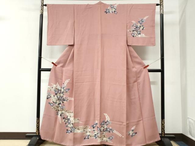 ■■■　サイズ　■■■ 身丈 163cm（肩から） 裄丈 64cm 袖丈 49.5cm　縫込み 6cm 袖幅 32.5cm 前幅 24cm 後幅 30cm 着物縫いこみ 内揚げ 5cm 裄 お袖側 約3cm　身頃側 約4cm ■■■　商品詳細　■■■ 【正絹】 状態は接写画像のように八掛に薄い汚れがございますがその他表地は特に目立ったシミ汚れなどもなく大変良い状態です。 大変上質な逸品になります。 お安く出品致しますので、是非この機会にいかがでしょうか？ ■■■　注意事項　■■■ ■モニター発色の具合により色合いが異なる場合がございます。 ■寸法は多少の誤差が生じる場合がございますのでご了承ください。 ■縫込みの長さが左右非対称の場合は短い部分を記載しております。 左右非対称であってもご返品・お値引き等の保証は出来かねますので、ご了承の上ご購入をお願い致します。 ■シミ等のチェックには注意を払っておりますが、見落としがある場合もございますし、個人の見解も様々ですので神経質な方のご購入はお控えください。 ■箪笥に入っておりました着物や帯なので畳みシワや匂いがあるものもございます。 ■お休みは基本的に土日祝となりますが、その他臨時でお休みする場合がございますのでご了承ください。 ■商品の発送は平日のみの発送となります。 ■夜間と土曜、日曜日はお問い合わせの回答が遅れる場合がございます。 ■当店では、お直し、紋入れ、お手入れ等は承っておりません。 ■生地の状態（ヤケ、経年劣化等）によってはサイズ直しが出来ない場合がございます。 その点もどうかご了承のうえ、ご購入をお願いいたします。 ■弊社で取り扱う商品は一点ものにつき、時期や在庫状況に応じて金額が変更となる場合がございます。 ■検針は行っておりません。予めご了承いただきますようお願いいたします。 ■【洗える着物】と記載のある商品におきましては、商品お届け後に洗濯を行ってしまってからのご返品にはご対応しかねます。 念の為、専門店でのお手入れをお願いいたします。 ■写真に写っている物が全てになります。それ以外の付属品はございませんのでご了承ください。 ■状態に関する写真につきましては、掲載可能な写真枚数に限りがあるため、各箇所につき1枚参考画像を掲載しております。 ■着物のサイズ目安は下記を参考ください↓ ＜女性着物＞　お端折り次第で＋5cm　－1cmが着用可能サイズ 　例）身丈170cmの場合、身長160cm～175cm ＜男性着物＞　身丈＋約25cm～27cm程が適応身長 　例）身丈155cmの場合、身長180～182cm