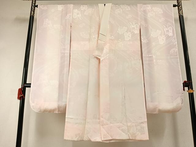 ■■■　サイズ　■■■ 身丈 120cm（肩から） 裄丈 65cm 袖丈 102cm　縫込み 8.5cm 袖幅 32.5cm 前幅 31cm 後幅 34cm 着物縫いこみ 内揚げ 9cm 裄 お袖側 約4cm　身頃側 約1cm ■■■　商品詳細　■■■ 【正絹】 状態は特に目立ったシミ汚れなどもなく大変良い状態です。 大変上質な逸品になります。 お安く出品致しますので、是非この機会にいかがでしょうか？ ■■■　注意事項　■■■ ■モニター発色の具合により色合いが異なる場合がございます。 ■寸法は多少の誤差が生じる場合がございますのでご了承ください。 ■縫込みの長さが左右非対称の場合は短い部分を記載しております。 左右非対称であってもご返品・お値引き等の保証は出来かねますので、ご了承の上ご購入をお願い致します。 ■シミ等のチェックには注意を払っておりますが、見落としがある場合もございますし、個人の見解も様々ですので神経質な方のご購入はお控えください。 ■箪笥に入っておりました着物や帯なので畳みシワや匂いがあるものもございます。 ■お休みは基本的に土日祝となりますが、その他臨時でお休みする場合がございますのでご了承ください。 ■商品の発送は平日のみの発送となります。 ■夜間と土曜、日曜日はお問い合わせの回答が遅れる場合がございます。 ■当店では、お直し、紋入れ、お手入れ等は承っておりません。 ■生地の状態（ヤケ、経年劣化等）によってはサイズ直しが出来ない場合がございます。 その点もどうかご了承のうえ、ご購入をお願いいたします。 ■弊社で取り扱う商品は一点ものにつき、時期や在庫状況に応じて金額が変更となる場合がございます。 ■検針は行っておりません。予めご了承いただきますようお願いいたします。 ■【洗える着物】と記載のある商品におきましては、商品お届け後に洗濯を行ってしまってからのご返品にはご対応しかねます。 念の為、専門店でのお手入れをお願いいたします。 ■写真に写っている物が全てになります。それ以外の付属品はございませんのでご了承ください。 ■状態に関する写真につきましては、掲載可能な写真枚数に限りがあるため、各箇所につき1枚参考画像を掲載しております。 ■着物のサイズ目安は下記を参考ください↓ ＜女性着物＞　お端折り次第で＋5cm　－1cmが着用可能サイズ 　例）身丈170cmの場合、身長160cm～175cm ＜男性着物＞　身丈＋約25cm～27cm程が適応身長 　例）身丈155cmの場合、身長180～182cm