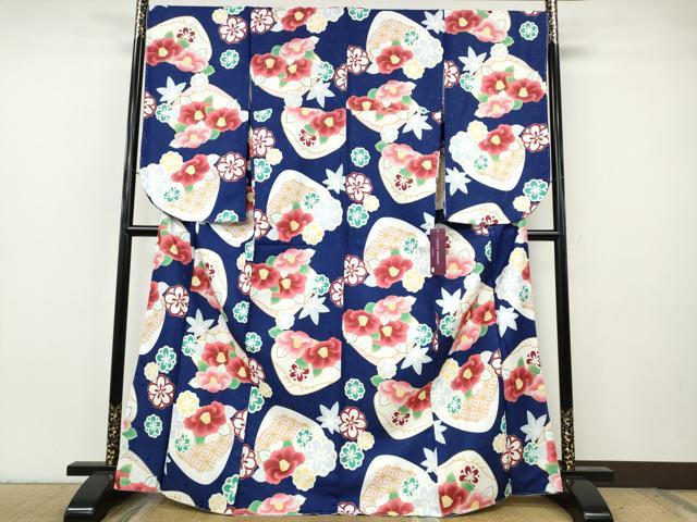 ■■■　サイズ　■■■ 身丈 169cm（肩から） 裄丈 68cm 袖丈 76cm　縫込み 1cm 袖幅 35cm 前幅 24.5cm 後幅 30cm 着物縫いこみ 内揚げ 0cm 裄 お袖側 約1cm　身頃側 約1cm ■■■　商品詳細　■■■ 【化繊・未使用】 状態は特に目立ったシミ汚れなどもなく大変良い状態です。 お安く出品致しますので、是非この機会にいかがでしょうか？ ※ご自身で洗濯された場合の保証はできかねます。 専門店にご相談ください。 ■■■　注意事項　■■■ ■モニター発色の具合により色合いが異なる場合がございます。 ■寸法は多少の誤差が生じる場合がございますのでご了承ください。 ■縫込みの長さが左右非対称の場合は短い部分を記載しております。 左右非対称であってもご返品・お値引き等の保証は出来かねますので、ご了承の上ご購入をお願い致します。 ■シミ等のチェックには注意を払っておりますが、見落としがある場合もございますし、個人の見解も様々ですので神経質な方のご購入はお控えください。 ■箪笥に入っておりました着物や帯なので畳みシワや匂いがあるものもございます。 ■お休みは基本的に土日祝となりますが、その他臨時でお休みする場合がございますのでご了承ください。 ■商品の発送は平日のみの発送となります。 ■夜間と土曜、日曜日はお問い合わせの回答が遅れる場合がございます。 ■当店では、お直し、紋入れ、お手入れ等は承っておりません。 ■生地の状態（ヤケ、経年劣化等）によってはサイズ直しが出来ない場合がございます。 その点もどうかご了承のうえ、ご購入をお願いいたします。 ■弊社で取り扱う商品は一点ものにつき、時期や在庫状況に応じて金額が変更となる場合がございます。 ■検針は行っておりません。予めご了承いただきますようお願いいたします。 ■【洗える着物】と記載のある商品におきましては、商品お届け後に洗濯を行ってしまってからのご返品にはご対応しかねます。 念の為、専門店でのお手入れをお願いいたします。 ■写真に写っている物が全てになります。それ以外の付属品はございませんのでご了承ください。 ■状態に関する写真につきましては、掲載可能な写真枚数に限りがあるため、各箇所につき1枚参考画像を掲載しております。 ■着物のサイズ目安は下記を参考ください↓ ＜女性着物＞　お端折り次第で＋5cm　－1cmが着用可能サイズ 　例）身丈170cmの場合、身長160cm～175cm ＜男性着物＞　身丈＋約25cm～27cm程が適応身長 　例）身丈155cmの場合、身長180～182cm