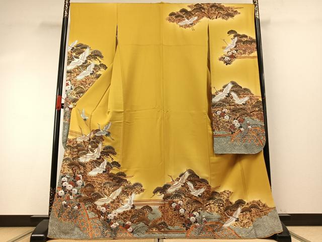 ■■■　サイズ　■■■ 身丈 172cm（肩から） 裄丈 69cm 袖丈 113cm　縫込み 4cm 袖幅 34cm 前幅 25cm 後幅 31cm 着物縫いこみ 内揚げ 4cm 裄 お袖側 約2.5cm　身頃側 約1cm ■■■　商品詳細　■■■ 【正絹】 状態は接写画像のように上前・胴裏に薄い汚れがございますが その他特に目立ったシミ汚れなどもなく大変良い状態です。 大変上質な逸品になります。 お安く出品致しますので、是非この機会にいかがでしょうか？ ■■■　注意事項　■■■ ■モニター発色の具合により色合いが異なる場合がございます。 ■寸法は多少の誤差が生じる場合がございますのでご了承ください。 ■縫込みの長さが左右非対称の場合は短い部分を記載しております。 左右非対称であってもご返品・お値引き等の保証は出来かねますので、ご了承の上ご購入をお願い致します。 ■シミ等のチェックには注意を払っておりますが、見落としがある場合もございますし、個人の見解も様々ですので神経質な方のご購入はお控えください。 ■箪笥に入っておりました着物や帯なので畳みシワや匂いがあるものもございます。 ■お休みは基本的に土日祝となりますが、その他臨時でお休みする場合がございますのでご了承ください。 ■商品の発送は平日のみの発送となります。 ■夜間と土曜、日曜日はお問い合わせの回答が遅れる場合がございます。 ■当店では、お直し、紋入れ、お手入れ等は承っておりません。 ■生地の状態（ヤケ、経年劣化等）によってはサイズ直しが出来ない場合がございます。 その点もどうかご了承のうえ、ご購入をお願いいたします。 ■弊社で取り扱う商品は一点ものにつき、時期や在庫状況に応じて金額が変更となる場合がございます。 ■検針は行っておりません。予めご了承いただきますようお願いいたします。 ■【洗える着物】と記載のある商品におきましては、商品お届け後に洗濯を行ってしまってからのご返品にはご対応しかねます。 念の為、専門店でのお手入れをお願いいたします。 ■写真に写っている物が全てになります。それ以外の付属品はございませんのでご了承ください。 ■状態に関する写真につきましては、掲載可能な写真枚数に限りがあるため、各箇所につき1枚参考画像を掲載しております。 ■着物のサイズ目安は下記を参考ください↓ ＜女性着物＞　お端折り次第で＋5cm　－1cmが着用可能サイズ 　例）身丈170cmの場合、身長160cm～175cm ＜男性着物＞　身丈＋約25cm～27cm程が適応身長 　例）身丈155cmの場合、身長180～182cm