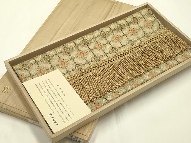 ■■■　サイズ　■■■ 横　　　90cm(フリンジ除く) 縦　　　38.5cm ■■■　商品詳細　■■■ 状態は特に目立ったシミ汚れなどもなく大変良い状態です。 川島織物は明治24年、国内業者で初の宮内省御用達となるなど、 創業以来、技術と品質、独自のデザイン表現力にとことんこだわり続け、 今や、「三本線に軍配マークの川島の帯は最高級」 といわれるトップブランドです。 大変上質な逸品になります。 お安く出品致しますので、是非この機会にいかがでしょうか？ ■■■　注意事項　■■■ ■モニター発色の具合により色合いが異なる場合がございます。 ■寸法は多少の誤差が生じる場合がございますのでご了承ください。 ■縫込みの長さが左右非対称の場合は短い部分を記載しております。 左右非対称であってもご返品・お値引き等の保証は出来かねますので、ご了承の上ご購入をお願い致します。 ■シミ等のチェックには注意を払っておりますが、見落としがある場合もございますし、個人の見解も様々ですので神経質な方のご購入はお控えください。 ■箪笥に入っておりました着物や帯なので畳みシワや匂いがあるものもございます。 ■お休みは基本的に土日祝となりますが、その他臨時でお休みする場合がございますのでご了承ください。 ■商品の発送は平日のみの発送となります。 ■夜間と土曜、日曜日はお問い合わせの回答が遅れる場合がございます。 ■当店では、お直し、紋入れ、お手入れ等は承っておりません。 ■生地の状態（ヤケ、経年劣化等）によってはサイズ直しが出来ない場合がございます。 その点もどうかご了承のうえ、ご購入をお願いいたします。 ■弊社で取り扱う商品は一点ものにつき、時期や在庫状況に応じて金額が変更となる場合がございます。 ■検針は行っておりません。予めご了承いただきますようお願いいたします。 ■【洗える着物】と記載のある商品におきましては、商品お届け後に洗濯を行ってしまってからのご返品にはご対応しかねます。 念の為、専門店でのお手入れをお願いいたします。 ■写真に写っている物が全てになります。それ以外の付属品はございませんのでご了承ください。 ■状態に関する写真につきましては、掲載可能な写真枚数に限りがあるため、各箇所につき1枚参考画像を掲載しております。 ■着物のサイズ目安は下記を参考ください↓ ＜女性着物＞　お端折り次第で＋5cm　－1cmが着用可能サイズ 　例）身丈170cmの場合、身長160cm～175cm ＜男性着物＞　身丈＋約25cm～27cm程が適応身長 　例）身丈155cmの場合、身長180～182cm