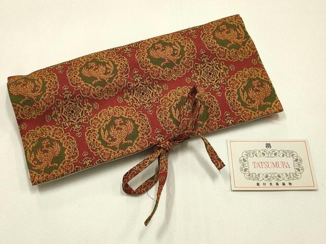 ■■■　サイズ　■■■ 横　　　18cm 縦　　　9cm ※たたんだ状態のサイズ ■■■　商品詳細　■■■ 状態は参考画像のように薄い汚れがございます。 大変上質な逸品になります。 お安く出品致しますので、是非この機会にいかがでしょうか？ ■■■　注意事項　■■■ ■モニター発色の具合により色合いが異なる場合がございます。 ■寸法は多少の誤差が生じる場合がございますのでご了承ください。 ■縫込みの長さが左右非対称の場合は短い部分を記載しております。 左右非対称であってもご返品・お値引き等の保証は出来かねますので、ご了承の上ご購入をお願い致します。 ■シミ等のチェックには注意を払っておりますが、見落としがある場合もございますし、個人の見解も様々ですので神経質な方のご購入はお控えください。 ■箪笥に入っておりました着物や帯なので畳みシワや匂いがあるものもございます。 ■お休みは基本的に土日祝となりますが、その他臨時でお休みする場合がございますのでご了承ください。 ■商品の発送は平日のみの発送となります。 ■夜間と土曜、日曜日はお問い合わせの回答が遅れる場合がございます。 ■当店では、お直し、紋入れ、お手入れ等は承っておりません。 ■生地の状態（ヤケ、経年劣化等）によってはサイズ直しが出来ない場合がございます。 その点もどうかご了承のうえ、ご購入をお願いいたします。 ■弊社で取り扱う商品は一点ものにつき、時期や在庫状況に応じて金額が変更となる場合がございます。 ■検針は行っておりません。予めご了承いただきますようお願いいたします。 ■【洗える着物】と記載のある商品におきましては、商品お届け後に洗濯を行ってしまってからのご返品にはご対応しかねます。 念の為、専門店でのお手入れをお願いいたします。 ■写真に写っている物が全てになります。それ以外の付属品はございませんのでご了承ください。 ■状態に関する写真につきましては、掲載可能な写真枚数に限りがあるため、各箇所につき1枚参考画像を掲載しております。 ■着物のサイズ目安は下記を参考ください↓ ＜女性着物＞　お端折り次第で＋5cm　－1cmが着用可能サイズ 　例）身丈170cmの場合、身長160cm～175cm ＜男性着物＞　身丈＋約25cm～27cm程が適応身長 　例）身丈155cmの場合、身長180～182cm