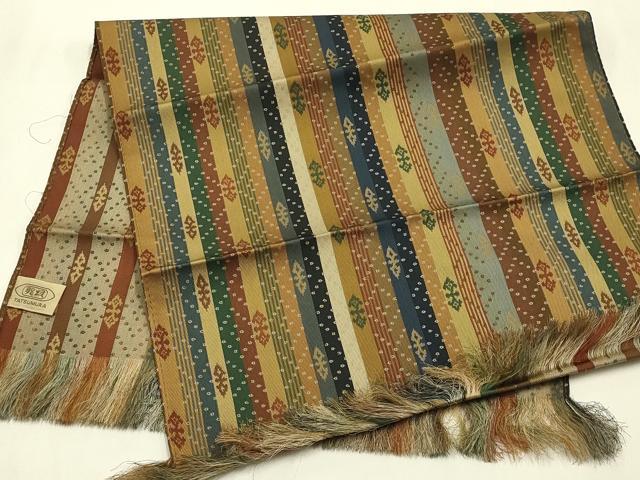 ■■■　サイズ　■■■ 横　　　52.5cm(フリンジ除く) 縦　　　29.5cm ■■■　商品詳細　■■■ 状態は特に目立ったシミ汚れなどもなく大変良い状態です。 伝統的な西陣にあって、常に斬新な発想と 革新的な技法の習得により新境地を切り開いてきた龍村美術織物。 古典的かつ独創的な見事な織りの世界が帯の上にいかんなく表現されました。 初代龍村平藏が残した技法は現代へ余すことなく受け継がれ、 様々な製品を形づくる要素として今なお息づいています。 大変上質な逸品になります。 お安く出品致しますので、是非この機会にいかがでしょうか？ ■■■　注意事項　■■■ ■モニター発色の具合により色合いが異なる場合がございます。 ■寸法は多少の誤差が生じる場合がございますのでご了承ください。 ■縫込みの長さが左右非対称の場合は短い部分を記載しております。 左右非対称であってもご返品・お値引き等の保証は出来かねますので、ご了承の上ご購入をお願い致します。 ■シミ等のチェックには注意を払っておりますが、見落としがある場合もございますし、個人の見解も様々ですので神経質な方のご購入はお控えください。 ■箪笥に入っておりました着物や帯なので畳みシワや匂いがあるものもございます。 ■お休みは基本的に土日祝となりますが、その他臨時でお休みする場合がございますのでご了承ください。 ■商品の発送は平日のみの発送となります。 ■夜間と土曜、日曜日はお問い合わせの回答が遅れる場合がございます。 ■当店では、お直し、紋入れ、お手入れ等は承っておりません。 ■生地の状態（ヤケ、経年劣化等）によってはサイズ直しが出来ない場合がございます。 その点もどうかご了承のうえ、ご購入をお願いいたします。 ■弊社で取り扱う商品は一点ものにつき、時期や在庫状況に応じて金額が変更となる場合がございます。 ■検針は行っておりません。予めご了承いただきますようお願いいたします。 ■【洗える着物】と記載のある商品におきましては、商品お届け後に洗濯を行ってしまってからのご返品にはご対応しかねます。 念の為、専門店でのお手入れをお願いいたします。 ■写真に写っている物が全てになります。それ以外の付属品はございませんのでご了承ください。 ■状態に関する写真につきましては、掲載可能な写真枚数に限りがあるため、各箇所につき1枚参考画像を掲載しております。 ■着物のサイズ目安は下記を参考ください↓ ＜女性着物＞　お端折り次第で＋5cm　－1cmが着用可能サイズ 　例）身丈170cmの場合、身長160cm～175cm ＜男性着物＞　身丈＋約25cm～27cm程が適応身長 　例）身丈155cmの場合、身長180～182cm