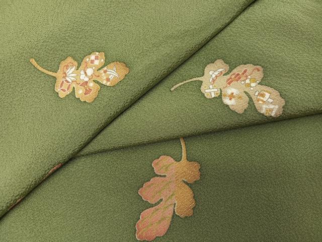 ■■■　サイズ　■■■ 身丈 162cm（肩から） 裄丈 68.5cm 袖丈 48.5cm　縫込み 4.5cm 袖幅 34cm 前幅 27cm 後幅 33.5cm 着物縫いこみ 内揚げ 2cm 裄 お袖側 約1cm　身頃側 約1cm ■■■　商品詳細　■■■ 【正絹】 状態は接写画像のように袖口・衿山・右袖前に薄い汚れがございますが その他特に目立ったシミ汚れなどもなく大変良い状態です。 大変上質な逸品になります。 お安く出品致しますので、是非この機会にいかがでしょうか？ ■■■　注意事項　■■■ ■モニター発色の具合により色合いが異なる場合がございます。 ■寸法は多少の誤差が生じる場合がございますのでご了承ください。 ■縫込みの長さが左右非対称の場合は短い部分を記載しております。 左右非対称であってもご返品・お値引き等の保証は出来かねますので、ご了承の上ご購入をお願い致します。 ■シミ等のチェックには注意を払っておりますが、見落としがある場合もございますし、個人の見解も様々ですので神経質な方のご購入はお控えください。 ■箪笥に入っておりました着物や帯なので畳みシワや匂いがあるものもございます。 ■お休みは基本的に土日祝となりますが、その他臨時でお休みする場合がございますのでご了承ください。 ■商品の発送は平日のみの発送となります。 ■夜間と土曜、日曜日はお問い合わせの回答が遅れる場合がございます。 ■当店では、お直し、紋入れ、お手入れ等は承っておりません。 ■生地の状態（ヤケ、経年劣化等）によってはサイズ直しが出来ない場合がございます。 その点もどうかご了承のうえ、ご購入をお願いいたします。 ■弊社で取り扱う商品は一点ものにつき、時期や在庫状況に応じて金額が変更となる場合がございます。 ■検針は行っておりません。予めご了承いただきますようお願いいたします。 ■【洗える着物】と記載のある商品におきましては、商品お届け後に洗濯を行ってしまってからのご返品にはご対応しかねます。 念の為、専門店でのお手入れをお願いいたします。 ■写真に写っている物が全てになります。それ以外の付属品はございませんのでご了承ください。 ■状態に関する写真につきましては、掲載可能な写真枚数に限りがあるため、各箇所につき1枚参考画像を掲載しております。 ■着物のサイズ目安は下記を参考ください↓ ＜女性着物＞　お端折り次第で＋5cm　－1cmが着用可能サイズ 　例）身丈170cmの場合、身長160cm～175cm ＜男性着物＞　身丈＋約25cm～27cm程が適応身長 　例）身丈155cmの場合、身長180～182cm