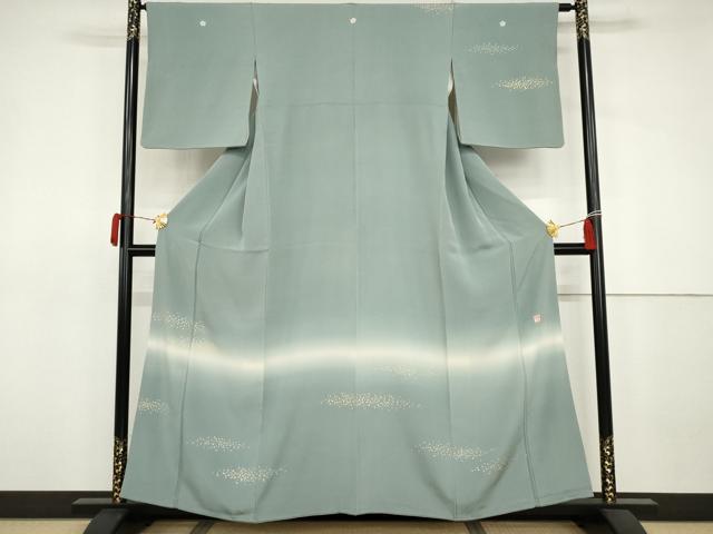 ■■■　サイズ　■■■ 身丈 157.5cm（肩から） 裄丈 64cm 袖丈 50cm　縫込み 5cm 袖幅 32.5cm 前幅 23.5cm 後幅 29cm 着物縫いこみ 内揚げ 6cm 裄 お袖側 約1.5cm　身頃側 約2.5cm ■■■　商品詳細　■■■ 【正絹・三つ紋・比翼衿】 状態は接写画像のように袖口・比翼衿・衿山・両袖に薄い汚れ、胸付近に点汚れがございますが その他特に目立ったシミ汚れなどもなく大変良い状態です。 大変上質な逸品になります。 お安く出品致しますので、是非この機会にいかがでしょうか？ ■■■　注意事項　■■■ ■モニター発色の具合により色合いが異なる場合がございます。 ■寸法は多少の誤差が生じる場合がございますのでご了承ください。 ■縫込みの長さが左右非対称の場合は短い部分を記載しております。 左右非対称であってもご返品・お値引き等の保証は出来かねますので、ご了承の上ご購入をお願い致します。 ■シミ等のチェックには注意を払っておりますが、見落としがある場合もございますし、個人の見解も様々ですので神経質な方のご購入はお控えください。 ■箪笥に入っておりました着物や帯なので畳みシワや匂いがあるものもございます。 ■お休みは基本的に土日祝となりますが、その他臨時でお休みする場合がございますのでご了承ください。 ■商品の発送は平日のみの発送となります。 ■夜間と土曜、日曜日はお問い合わせの回答が遅れる場合がございます。 ■当店では、お直し、紋入れ、お手入れ等は承っておりません。 ■生地の状態（ヤケ、経年劣化等）によってはサイズ直しが出来ない場合がございます。 その点もどうかご了承のうえ、ご購入をお願いいたします。 ■弊社で取り扱う商品は一点ものにつき、時期や在庫状況に応じて金額が変更となる場合がございます。 ■検針は行っておりません。予めご了承いただきますようお願いいたします。 ■【洗える着物】と記載のある商品におきましては、商品お届け後に洗濯を行ってしまってからのご返品にはご対応しかねます。 念の為、専門店でのお手入れをお願いいたします。 ■写真に写っている物が全てになります。それ以外の付属品はございませんのでご了承ください。 ■状態に関する写真につきましては、掲載可能な写真枚数に限りがあるため、各箇所につき1枚参考画像を掲載しております。 ■着物のサイズ目安は下記を参考ください↓ ＜女性着物＞　お端折り次第で＋5cm　－1cmが着用可能サイズ 　例）身丈170cmの場合、身長160cm～175cm ＜男性着物＞　身丈＋約25cm～27cm程が適応身長 　例）身丈155cmの場合、身長180～182cm