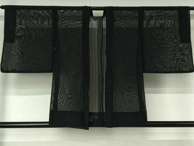 ■■■　サイズ　■■■ 身丈 78cm（肩から） 裄丈 63cm 袖丈 47cm　縫込み 1cm 袖幅 33cm 前幅 18cm 後幅 29cm 裄 お袖側 約2cm　身頃側 約1cm ■■■　商品詳細　■■■ 【正絹】 状態は特に目立ったシミ汚れなどもなく大変良い状態です。 大変上質な逸品になります。 お安く出品致しますので、是非この機会にいかがでしょうか？ ■■■　注意事項　■■■ ■モニター発色の具合により色合いが異なる場合がございます。 ■寸法は多少の誤差が生じる場合がございますのでご了承ください。 ■縫込みの長さが左右非対称の場合は短い部分を記載しております。 左右非対称であってもご返品・お値引き等の保証は出来かねますので、ご了承の上ご購入をお願い致します。 ■シミ等のチェックには注意を払っておりますが、見落としがある場合もございますし、個人の見解も様々ですので神経質な方のご購入はお控えください。 ■箪笥に入っておりました着物や帯なので畳みシワや匂いがあるものもございます。 ■お休みは基本的に土日祝となりますが、その他臨時でお休みする場合がございますのでご了承ください。 ■商品の発送は平日のみの発送となります。 ■夜間と土曜、日曜日はお問い合わせの回答が遅れる場合がございます。 ■当店では、お直し、紋入れ、お手入れ等は承っておりません。 ■生地の状態（ヤケ、経年劣化等）によってはサイズ直しが出来ない場合がございます。 その点もどうかご了承のうえ、ご購入をお願いいたします。 ■弊社で取り扱う商品は一点ものにつき、時期や在庫状況に応じて金額が変更となる場合がございます。 ■検針は行っておりません。予めご了承いただきますようお願いいたします。 ■【洗える着物】と記載のある商品におきましては、商品お届け後に洗濯を行ってしまってからのご返品にはご対応しかねます。 念の為、専門店でのお手入れをお願いいたします。 ■写真に写っている物が全てになります。それ以外の付属品はございませんのでご了承ください。 ■状態に関する写真につきましては、掲載可能な写真枚数に限りがあるため、各箇所につき1枚参考画像を掲載しております。 ■着物のサイズ目安は下記を参考ください↓ ＜女性着物＞　お端折り次第で＋5cm　－1cmが着用可能サイズ 　例）身丈170cmの場合、身長160cm～175cm ＜男性着物＞　身丈＋約25cm～27cm程が適応身長 　例）身丈155cmの場合、身長180～182cm