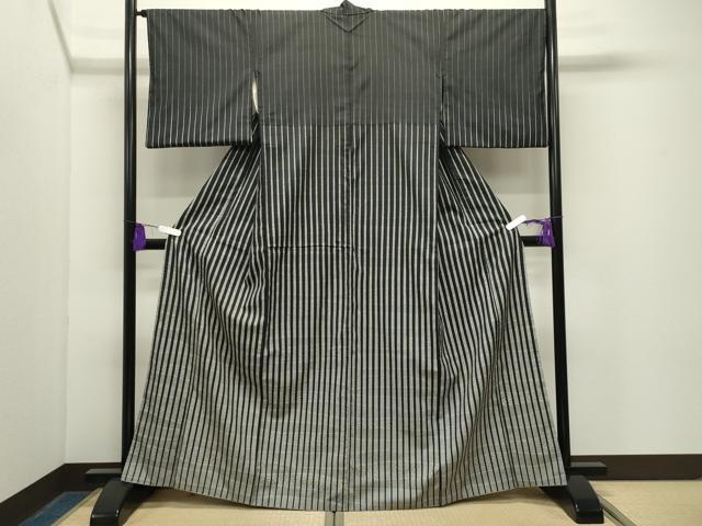 ■■■　サイズ　■■■ 身丈 164cm（肩から） 裄丈 66.5cm 袖丈 47.5cm　縫込み 3cm 袖幅 34.5cm 前幅 26cm 後幅 30cm 着物縫いこみ 内揚げ 3cm 裄 お袖側 約2cm　身頃側 約2.5cm ■■■　商品詳細　■■■ 【正絹】 状態は接写画像のようにおくみ・袖口内側・衿山に薄い汚れ、衿にスレがございますが その他特に目立ったシミ汚れなどもなく大変良い状態です。 大変上質な逸品になります。 お安く出品致しますので、是非この機会にいかがでしょうか？ ■■■　注意事項　■■■ ■モニター発色の具合により色合いが異なる場合がございます。 ■寸法は多少の誤差が生じる場合がございますのでご了承ください。 ■縫込みの長さが左右非対称の場合は短い部分を記載しております。 左右非対称であってもご返品・お値引き等の保証は出来かねますので、ご了承の上ご購入をお願い致します。 ■シミ等のチェックには注意を払っておりますが、見落としがある場合もございますし、個人の見解も様々ですので神経質な方のご購入はお控えください。 ■箪笥に入っておりました着物や帯なので畳みシワや匂いがあるものもございます。 ■お休みは基本的に土日祝となりますが、その他臨時でお休みする場合がございますのでご了承ください。 ■商品の発送は平日のみの発送となります。 ■夜間と土曜、日曜日はお問い合わせの回答が遅れる場合がございます。 ■当店では、お直し、紋入れ、お手入れ等は承っておりません。 ■生地の状態（ヤケ、経年劣化等）によってはサイズ直しが出来ない場合がございます。 その点もどうかご了承のうえ、ご購入をお願いいたします。 ■弊社で取り扱う商品は一点ものにつき、時期や在庫状況に応じて金額が変更となる場合がございます。 ■検針は行っておりません。予めご了承いただきますようお願いいたします。 ■【洗える着物】と記載のある商品におきましては、商品お届け後に洗濯を行ってしまってからのご返品にはご対応しかねます。 念の為、専門店でのお手入れをお願いいたします。 ■写真に写っている物が全てになります。それ以外の付属品はございませんのでご了承ください。 ■状態に関する写真につきましては、掲載可能な写真枚数に限りがあるため、各箇所につき1枚参考画像を掲載しております。 ■着物のサイズ目安は下記を参考ください↓ ＜女性着物＞　お端折り次第で＋5cm　－1cmが着用可能サイズ 　例）身丈170cmの場合、身長160cm～175cm ＜男性着物＞　身丈＋約25cm～27cm程が適応身長 　例）身丈155cmの場合、身長180～182cm