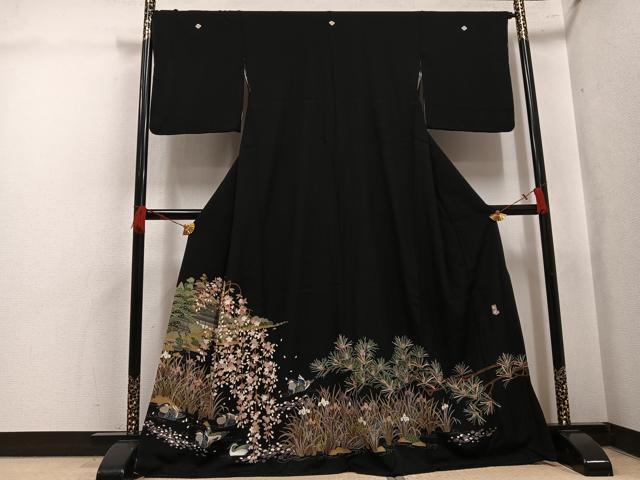 ■■■　サイズ　■■■ 身丈 166cm（肩から） 裄丈 67cm 袖丈 48cm　縫込み 5cm 袖幅 33cm 前幅 24.5cm 後幅 30.5cm 着物縫いこみ 内揚げ 0cm 裄 お袖側 約1cm　身頃側 約0cm ■■■　商品詳細　■■■ 【正絹・五つ紋・比翼仕立て】 状態は接写画像のように右袖前に薄い汚れがございますが その他特に目立ったシミ汚れなどもなく大変良い状態です。 大変上質な逸品になります。 お安く出品致しますので、是非この機会にいかがでしょうか？ ■■■　注意事項　■■■ ■モニター発色の具合により色合いが異なる場合がございます。 ■寸法は多少の誤差が生じる場合がございますのでご了承ください。 ■縫込みの長さが左右非対称の場合は短い部分を記載しております。 左右非対称であってもご返品・お値引き等の保証は出来かねますので、ご了承の上ご購入をお願い致します。 ■シミ等のチェックには注意を払っておりますが、見落としがある場合もございますし、個人の見解も様々ですので神経質な方のご購入はお控えください。 ■箪笥に入っておりました着物や帯なので畳みシワや匂いがあるものもございます。 ■お休みは基本的に土日祝となりますが、その他臨時でお休みする場合がございますのでご了承ください。 ■商品の発送は平日のみの発送となります。 ■夜間と土曜、日曜日はお問い合わせの回答が遅れる場合がございます。 ■当店では、お直し、紋入れ、お手入れ等は承っておりません。 ■生地の状態（ヤケ、経年劣化等）によってはサイズ直しが出来ない場合がございます。 その点もどうかご了承のうえ、ご購入をお願いいたします。 ■弊社で取り扱う商品は一点ものにつき、時期や在庫状況に応じて金額が変更となる場合がございます。 ■検針は行っておりません。予めご了承いただきますようお願いいたします。 ■【洗える着物】と記載のある商品におきましては、商品お届け後に洗濯を行ってしまってからのご返品にはご対応しかねます。 念の為、専門店でのお手入れをお願いいたします。 ■写真に写っている物が全てになります。それ以外の付属品はございませんのでご了承ください。 ■状態に関する写真につきましては、掲載可能な写真枚数に限りがあるため、各箇所につき1枚参考画像を掲載しております。 ■着物のサイズ目安は下記を参考ください↓ ＜女性着物＞　お端折り次第で＋5cm　−1cmが着用可能サイズ 　例）身丈170cmの場合、身長160cm〜175cm ＜男性着物＞　身丈＋約25cm〜27cm程が適応身長 　例）身丈155cmの場合、身長180〜182cm