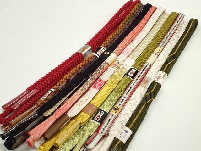 ■■■　商品詳細　■■■ 【未使用】 状態は参考画像のように若干の薄い汚れがございます。 ※こちらのお品はまとめての出品となりますので、 サイズ等の詳細は記載しておりません。 ご理解の上でのご入札をお願い致します。 大変上質な逸品になります。 お安く出品致しますので、是非この機会にいかがでしょうか？ ■■■　注意事項　■■■ ■モニター発色の具合により色合いが異なる場合がございます。 ■寸法は多少の誤差が生じる場合がございますのでご了承ください。 ■縫込みの長さが左右非対称の場合は短い部分を記載しております。 左右非対称であってもご返品・お値引き等の保証は出来かねますので、ご了承の上ご購入をお願い致します。 ■シミ等のチェックには注意を払っておりますが、見落としがある場合もございますし、個人の見解も様々ですので神経質な方のご購入はお控えください。 ■箪笥に入っておりました着物や帯なので畳みシワや匂いがあるものもございます。 ■お休みは基本的に土日祝となりますが、その他臨時でお休みする場合がございますのでご了承ください。 ■商品の発送は平日のみの発送となります。 ■夜間と土曜、日曜日はお問い合わせの回答が遅れる場合がございます。 ■当店では、お直し、紋入れ、お手入れ等は承っておりません。 ■生地の状態（ヤケ、経年劣化等）によってはサイズ直しが出来ない場合がございます。 その点もどうかご了承のうえ、ご購入をお願いいたします。 ■弊社で取り扱う商品は一点ものにつき、時期や在庫状況に応じて金額が変更となる場合がございます。 ■検針は行っておりません。予めご了承いただきますようお願いいたします。 ■【洗える着物】と記載のある商品におきましては、商品お届け後に洗濯を行ってしまってからのご返品にはご対応しかねます。 念の為、専門店でのお手入れをお願いいたします。 ■写真に写っている物が全てになります。それ以外の付属品はございませんのでご了承ください。 ■状態に関する写真につきましては、掲載可能な写真枚数に限りがあるため、各箇所につき1枚参考画像を掲載しております。 ■着物のサイズ目安は下記を参考ください↓ ＜女性着物＞　お端折り次第で＋5cm　－1cmが着用可能サイズ 　例）身丈170cmの場合、身長160cm～175cm ＜男性着物＞　身丈＋約25cm～27cm程が適応身長 　例）身丈155cmの場合、身長180～182cm