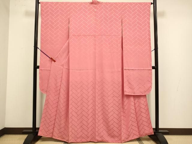 ■■■　サイズ　■■■ 身丈 160.5cm（肩から） 裄丈 65cm 袖丈 108.5cm　縫込み 4.5cm 袖幅 32.5cm 前幅 22.5cm 後幅 30cm 着物縫いこみ 内揚げ 0cm 裄 お袖側 約2cm　身頃側 約1.5cm ■■■　商品詳細　■■■ 【正絹・一つ紋】 状態は接写画像のように表地所々・八掛・衿裏に薄い汚れがございます。 大変上質な逸品になりますのでぜひお手入れをされてお召しになられてはいかがでしょうか。 お安く出品致しますので、是非この機会にいかがでしょうか？ ■■■　注意事項　■■■ ■モニター発色の具合により色合いが異なる場合がございます。 ■寸法は多少の誤差が生じる場合がございますのでご了承ください。 ■縫込みの長さが左右非対称の場合は短い部分を記載しております。 左右非対称であってもご返品・お値引き等の保証は出来かねますので、ご了承の上ご購入をお願い致します。 ■シミ等のチェックには注意を払っておりますが、見落としがある場合もございますし、個人の見解も様々ですので神経質な方のご購入はお控えください。 ■箪笥に入っておりました着物や帯なので畳みシワや匂いがあるものもございます。 ■お休みは基本的に土日祝となりますが、その他臨時でお休みする場合がございますのでご了承ください。 ■商品の発送は平日のみの発送となります。 ■夜間と土曜、日曜日はお問い合わせの回答が遅れる場合がございます。 ■当店では、お直し、紋入れ、お手入れ等は承っておりません。 ■生地の状態（ヤケ、経年劣化等）によってはサイズ直しが出来ない場合がございます。 その点もどうかご了承のうえ、ご購入をお願いいたします。 ■弊社で取り扱う商品は一点ものにつき、時期や在庫状況に応じて金額が変更となる場合がございます。 ■検針は行っておりません。予めご了承いただきますようお願いいたします。 ■【洗える着物】と記載のある商品におきましては、商品お届け後に洗濯を行ってしまってからのご返品にはご対応しかねます。 念の為、専門店でのお手入れをお願いいたします。 ■写真に写っている物が全てになります。それ以外の付属品はございませんのでご了承ください。 ■状態に関する写真につきましては、掲載可能な写真枚数に限りがあるため、各箇所につき1枚参考画像を掲載しております。 ■着物のサイズ目安は下記を参考ください↓ ＜女性着物＞　お端折り次第で＋5cm　−1cmが着用可能サイズ 　例）身丈170cmの場合、身長160cm〜175cm ＜男性着物＞　身丈＋約25cm〜27cm程が適応身長 　例）身丈155cmの場合、身長180〜182cm