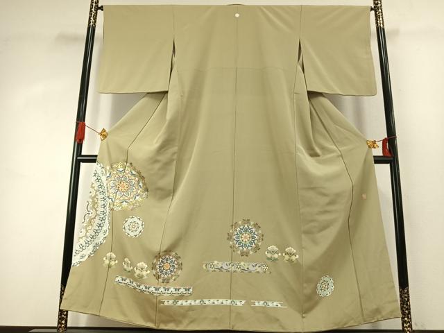 ■■■　サイズ　■■■ 身丈 154cm（肩から） 裄丈 65cm 袖丈 49cm　縫込み 6cm 袖幅 33.5cm 前幅 24cm 後幅 30cm 着物縫いこみ 内揚げ 11cm 裄 お袖側 約2cm　身頃側 約3.5cm ■■■　商品詳細　■■■ 【正絹・一つ紋】 状態は特に目立ったシミ汚れなどもなく大変良い状態です。 大変上質な逸品になります。 お安く出品致しますので、是非この機会にいかがでしょうか？ ■■■　注意事項　■■■ ■モニター発色の具合により色合いが異なる場合がございます。 ■寸法は多少の誤差が生じる場合がございますのでご了承ください。 ■縫込みの長さが左右非対称の場合は短い部分を記載しております。 左右非対称であってもご返品・お値引き等の保証は出来かねますので、ご了承の上ご購入をお願い致します。 ■シミ等のチェックには注意を払っておりますが、見落としがある場合もございますし、個人の見解も様々ですので神経質な方のご購入はお控えください。 ■箪笥に入っておりました着物や帯なので畳みシワや匂いがあるものもございます。 ■お休みは基本的に土日祝となりますが、その他臨時でお休みする場合がございますのでご了承ください。 ■商品の発送は平日のみの発送となります。 ■夜間と土曜、日曜日はお問い合わせの回答が遅れる場合がございます。 ■当店では、お直し、紋入れ、お手入れ等は承っておりません。 ■生地の状態（ヤケ、経年劣化等）によってはサイズ直しが出来ない場合がございます。 その点もどうかご了承のうえ、ご購入をお願いいたします。 ■弊社で取り扱う商品は一点ものにつき、時期や在庫状況に応じて金額が変更となる場合がございます。 ■検針は行っておりません。予めご了承いただきますようお願いいたします。 ■【洗える着物】と記載のある商品におきましては、商品お届け後に洗濯を行ってしまってからのご返品にはご対応しかねます。 念の為、専門店でのお手入れをお願いいたします。 ■写真に写っている物が全てになります。それ以外の付属品はございませんのでご了承ください。 ■状態に関する写真につきましては、掲載可能な写真枚数に限りがあるため、各箇所につき1枚参考画像を掲載しております。 ■着物のサイズ目安は下記を参考ください↓ ＜女性着物＞　お端折り次第で＋5cm　－1cmが着用可能サイズ 　例）身丈170cmの場合、身長160cm～175cm ＜男性着物＞　身丈＋約25cm～27cm程が適応身長 　例）身丈155cmの場合、身長180～182cm