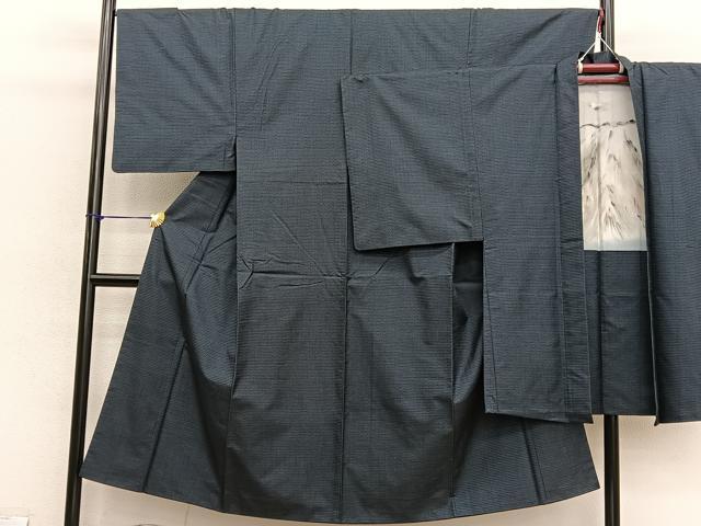 ■■■　サイズ　■■■ 【着物】 身丈 143cm（肩から） 裄丈 67cm 袖丈 49cm　縫込み 2cm 袖幅 34cm 前幅 23.5cm 後幅 30.5cm 着物縫いこみ 内揚げ 0cm 裄 お袖側 約1.5cm　身頃側 約2cm 【羽織】 身丈 93.5cm（肩から） 裄丈 68.5cm 袖丈 49.5cm　縫込み 2cm 袖幅 35.5cm 前幅 19.5cm 後幅 30.5cm 裄 お袖側 約2cm　身頃側 約2cm ■■■　商品詳細　■■■ 【正絹】 状態は画像を添付しておりますので、そちらをご確認下さいますよう宜しくお願い致します。 大変上質な逸品になりますのでぜひお手入れをされてお召しになられてはいかがでしょうか。 お安く出品致しますので、是非この機会にいかがでしょうか？ ■■■　注意事項　■■■ ■モニター発色の具合により色合いが異なる場合がございます。 ■寸法は多少の誤差が生じる場合がございますのでご了承ください。 ■縫込みの長さが左右非対称の場合は短い部分を記載しております。 左右非対称であってもご返品・お値引き等の保証は出来かねますので、ご了承の上ご購入をお願い致します。 ■シミ等のチェックには注意を払っておりますが、見落としがある場合もございますし、個人の見解も様々ですので神経質な方のご購入はお控えください。 ■箪笥に入っておりました着物や帯なので畳みシワや匂いがあるものもございます。 ■お休みは基本的に土日祝となりますが、その他臨時でお休みする場合がございますのでご了承ください。 ■商品の発送は平日のみの発送となります。 ■夜間と土曜、日曜日はお問い合わせの回答が遅れる場合がございます。 ■当店では、お直し、紋入れ、お手入れ等は承っておりません。 ■生地の状態（ヤケ、経年劣化等）によってはサイズ直しが出来ない場合がございます。 その点もどうかご了承のうえ、ご購入をお願いいたします。 ■弊社で取り扱う商品は一点ものにつき、時期や在庫状況に応じて金額が変更となる場合がございます。 ■検針は行っておりません。予めご了承いただきますようお願いいたします。 ■【洗える着物】と記載のある商品におきましては、商品お届け後に洗濯を行ってしまってからのご返品にはご対応しかねます。 念の為、専門店でのお手入れをお願いいたします。 ■写真に写っている物が全てになります。それ以外の付属品はございませんのでご了承ください。 ■状態に関する写真につきましては、掲載可能な写真枚数に限りがあるため、各箇所につき1枚参考画像を掲載しております。 ■着物のサイズ目安は下記を参考ください↓ ＜女性着物＞　お端折り次第で＋5cm　－1cmが着用可能サイズ 　例）身丈170cmの場合、身長160cm～175cm ＜男性着物＞　身丈＋約25cm～27cm程が適応身長 　例）身丈155cmの場合、身長180～182cm