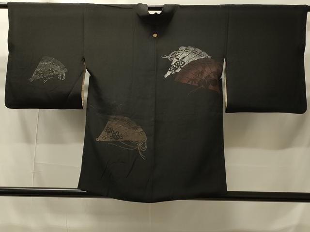 ■■■　サイズ　■■■ 身丈 76.5cm（肩から） 裄丈 63cm 袖丈 45cm　縫込み 2cm 袖幅 33cm 前幅 16cm 後幅 28cm 裄 お袖側 約1cm　身頃側 約1cm ■■■　商品詳細　■■■ 【正絹・一つ紋】 状態は接写画像のように後身頃・羽裏に薄い汚れがございますが その他特に目立ったシミ汚れなどもなく大変良い状態です。 大変上質な逸品になります。 お安く出品致しますので、是非この機会にいかがでしょうか？ ■■■　注意事項　■■■ ■モニター発色の具合により色合いが異なる場合がございます。 ■寸法は多少の誤差が生じる場合がございますのでご了承ください。 ■縫込みの長さが左右非対称の場合は短い部分を記載しております。 左右非対称であってもご返品・お値引き等の保証は出来かねますので、ご了承の上ご購入をお願い致します。 ■シミ等のチェックには注意を払っておりますが、見落としがある場合もございますし、個人の見解も様々ですので神経質な方のご購入はお控えください。 ■箪笥に入っておりました着物や帯なので畳みシワや匂いがあるものもございます。 ■お休みは基本的に土日祝となりますが、その他臨時でお休みする場合がございますのでご了承ください。 ■商品の発送は平日のみの発送となります。 ■夜間と土曜、日曜日はお問い合わせの回答が遅れる場合がございます。 ■当店では、お直し、紋入れ、お手入れ等は承っておりません。 ■生地の状態（ヤケ、経年劣化等）によってはサイズ直しが出来ない場合がございます。 その点もどうかご了承のうえ、ご購入をお願いいたします。 ■弊社で取り扱う商品は一点ものにつき、時期や在庫状況に応じて金額が変更となる場合がございます。 ■検針は行っておりません。予めご了承いただきますようお願いいたします。 ■【洗える着物】と記載のある商品におきましては、商品お届け後に洗濯を行ってしまってからのご返品にはご対応しかねます。 念の為、専門店でのお手入れをお願いいたします。 ■写真に写っている物が全てになります。それ以外の付属品はございませんのでご了承ください。 ■状態に関する写真につきましては、掲載可能な写真枚数に限りがあるため、各箇所につき1枚参考画像を掲載しております。 ■着物のサイズ目安は下記を参考ください↓ ＜女性着物＞　お端折り次第で＋5cm　－1cmが着用可能サイズ 　例）身丈170cmの場合、身長160cm～175cm ＜男性着物＞　身丈＋約25cm～27cm程が適応身長 　例）身丈155cmの場合、身長180～182cm