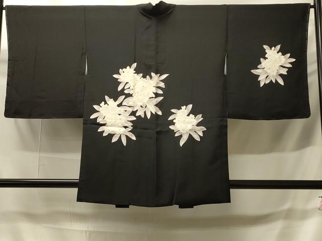 ■■■　サイズ　■■■ 身丈 84.5cm（肩から） 裄丈 66.5cm 袖丈 50cm　縫込み 3cm 袖幅 34.5cm 前幅 18cm 後幅 29cm 裄 お袖側 約1cm　身頃側 約2.5m ■■■　商品詳細　■■■ 【正絹・未使用】 状態は接写画像のように羽裏に薄い汚れがございますが、 その他特に目立ったシミ汚れなどもなく大変良い状態です。 大変上質な逸品になります。 お安く出品致しますので、是非この機会にいかがでしょうか？ ■■■　注意事項　■■■ ■モニター発色の具合により色合いが異なる場合がございます。 ■寸法は多少の誤差が生じる場合がございますのでご了承ください。 ■縫込みの長さが左右非対称の場合は短い部分を記載しております。 左右非対称であってもご返品・お値引き等の保証は出来かねますので、ご了承の上ご購入をお願い致します。 ■シミ等のチェックには注意を払っておりますが、見落としがある場合もございますし、個人の見解も様々ですので神経質な方のご購入はお控えください。 ■箪笥に入っておりました着物や帯なので畳みシワや匂いがあるものもございます。 ■お休みは基本的に土日祝となりますが、その他臨時でお休みする場合がございますのでご了承ください。 ■商品の発送は平日のみの発送となります。 ■夜間と土曜、日曜日はお問い合わせの回答が遅れる場合がございます。 ■当店では、お直し、紋入れ、お手入れ等は承っておりません。 ■生地の状態（ヤケ、経年劣化等）によってはサイズ直しが出来ない場合がございます。 その点もどうかご了承のうえ、ご購入をお願いいたします。 ■弊社で取り扱う商品は一点ものにつき、時期や在庫状況に応じて金額が変更となる場合がございます。 ■検針は行っておりません。予めご了承いただきますようお願いいたします。 ■【洗える着物】と記載のある商品におきましては、商品お届け後に洗濯を行ってしまってからのご返品にはご対応しかねます。 念の為、専門店でのお手入れをお願いいたします。 ■写真に写っている物が全てになります。それ以外の付属品はございませんのでご了承ください。 ■状態に関する写真につきましては、掲載可能な写真枚数に限りがあるため、各箇所につき1枚参考画像を掲載しております。 ■着物のサイズ目安は下記を参考ください↓ ＜女性着物＞　お端折り次第で＋5cm　－1cmが着用可能サイズ 　例）身丈170cmの場合、身長160cm～175cm ＜男性着物＞　身丈＋約25cm～27cm程が適応身長 　例）身丈155cmの場合、身長180～182cm