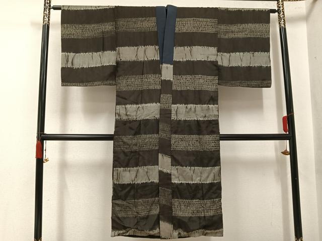 ■■■　サイズ　■■■ 身丈 130cm（肩から） 裄丈 63cm 袖丈 48.5cm　縫込み 0cm 袖幅 31cm 前幅 29.5cm 後幅 31.5cm 着物縫いこみ 内揚げ 0cm 裄 お袖側 約2cm　身頃側 約2cm ■■■　商品詳細　■■■ 【正絹】 状態は接写画像のように裏地・衿に薄い汚れがございますが その他特に目立ったシミ汚れなどもなく大変良い状態です。 大変上質な逸品になります。 お安く出品致しますので、是非この機会にいかがでしょうか？ ■■■　注意事項　■■■ ■モニター発色の具合により色合いが異なる場合がございます。 ■寸法は多少の誤差が生じる場合がございますのでご了承ください。 ■縫込みの長さが左右非対称の場合は短い部分を記載しております。 左右非対称であってもご返品・お値引き等の保証は出来かねますので、ご了承の上ご購入をお願い致します。 ■シミ等のチェックには注意を払っておりますが、見落としがある場合もございますし、個人の見解も様々ですので神経質な方のご購入はお控えください。 ■箪笥に入っておりました着物や帯なので畳みシワや匂いがあるものもございます。 ■お休みは基本的に土日祝となりますが、その他臨時でお休みする場合がございますのでご了承ください。 ■商品の発送は平日のみの発送となります。 ■夜間と土曜、日曜日はお問い合わせの回答が遅れる場合がございます。 ■当店では、お直し、紋入れ、お手入れ等は承っておりません。 ■生地の状態（ヤケ、経年劣化等）によってはサイズ直しが出来ない場合がございます。 その点もどうかご了承のうえ、ご購入をお願いいたします。 ■弊社で取り扱う商品は一点ものにつき、時期や在庫状況に応じて金額が変更となる場合がございます。 ■検針は行っておりません。予めご了承いただきますようお願いいたします。 ■【洗える着物】と記載のある商品におきましては、商品お届け後に洗濯を行ってしまってからのご返品にはご対応しかねます。 念の為、専門店でのお手入れをお願いいたします。 ■写真に写っている物が全てになります。それ以外の付属品はございませんのでご了承ください。 ■状態に関する写真につきましては、掲載可能な写真枚数に限りがあるため、各箇所につき1枚参考画像を掲載しております。 ■着物のサイズ目安は下記を参考ください↓ ＜女性着物＞　お端折り次第で＋5cm　－1cmが着用可能サイズ 　例）身丈170cmの場合、身長160cm～175cm ＜男性着物＞　身丈＋約25cm～27cm程が適応身長 　例）身丈155cmの場合、身長180～182cm