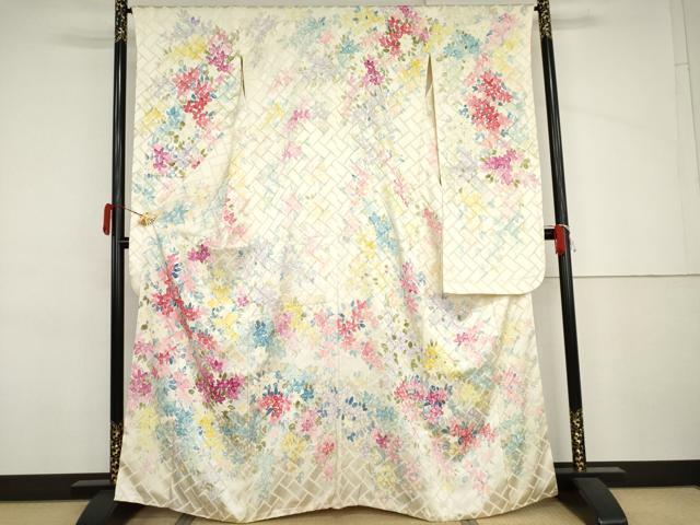 ■■■　サイズ　■■■ 身丈 164cm（肩から） 裄丈 66.5cm 袖丈 99.5cm　縫込み 0cm 袖幅 34cm 前幅 24.5cm 後幅 29.5cm 着物縫いこみ 内揚げ 0cm 裄 お袖側 約0cm　身頃側 約2cm ■■■　商品詳細　■■■ 【正絹】 状態は接写画像のように両袖・胸付近に薄い汚れがございますが その他特に目立ったシミ汚れなどもなく大変良い状態です。 大変上質な逸品になります。 お安く出品致しますので、是非この機会にいかがでしょうか？ ■■■　注意事項　■■■ ■モニター発色の具合により色合いが異なる場合がございます。 ■寸法は多少の誤差が生じる場合がございますのでご了承ください。 ■縫込みの長さが左右非対称の場合は短い部分を記載しております。 左右非対称であってもご返品・お値引き等の保証は出来かねますので、ご了承の上ご購入をお願い致します。 ■シミ等のチェックには注意を払っておりますが、見落としがある場合もございますし、個人の見解も様々ですので神経質な方のご購入はお控えください。 ■箪笥に入っておりました着物や帯なので畳みシワや匂いがあるものもございます。 ■お休みは基本的に土日祝となりますが、その他臨時でお休みする場合がございますのでご了承ください。 ■商品の発送は平日のみの発送となります。 ■夜間と土曜、日曜日はお問い合わせの回答が遅れる場合がございます。 ■当店では、お直し、紋入れ、お手入れ等は承っておりません。 ■生地の状態（ヤケ、経年劣化等）によってはサイズ直しが出来ない場合がございます。 その点もどうかご了承のうえ、ご購入をお願いいたします。 ■弊社で取り扱う商品は一点ものにつき、時期や在庫状況に応じて金額が変更となる場合がございます。 ■検針は行っておりません。予めご了承いただきますようお願いいたします。 ■【洗える着物】と記載のある商品におきましては、商品お届け後に洗濯を行ってしまってからのご返品にはご対応しかねます。 念の為、専門店でのお手入れをお願いいたします。 ■写真に写っている物が全てになります。それ以外の付属品はございませんのでご了承ください。 ■状態に関する写真につきましては、掲載可能な写真枚数に限りがあるため、各箇所につき1枚参考画像を掲載しております。 ■着物のサイズ目安は下記を参考ください↓ ＜女性着物＞　お端折り次第で＋5cm　－1cmが着用可能サイズ 　例）身丈170cmの場合、身長160cm～175cm ＜男性着物＞　身丈＋約25cm～27cm程が適応身長 　例）身丈155cmの場合、身長180～182cm
