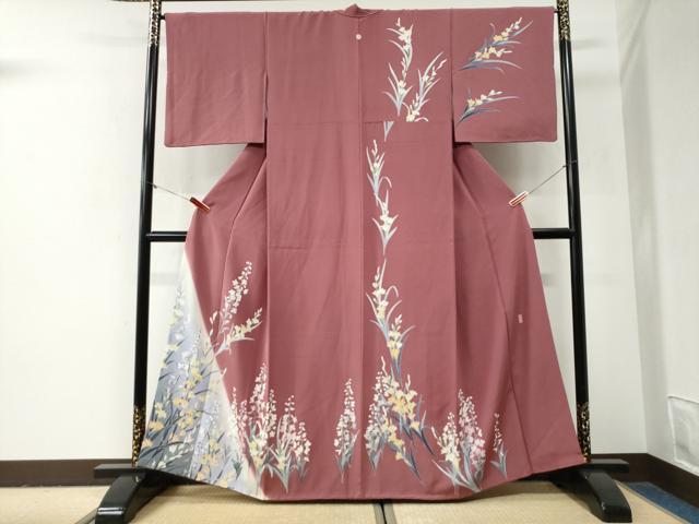 ■■■　サイズ　■■■ 身丈 162cm（肩から） 裄丈 66.5cm 袖丈 48cm　縫込み 8cm 袖幅 35cm 前幅 25cm 後幅 31cm 着物縫いこみ 内揚げ 9cm 裄 お袖側 約4cm　身頃側 約4cm ■■■　商品詳細　■■■ 【正絹・一つ紋】 状態は接写画像のように衿山に薄い汚れ・胴裏に薄い汚れがございますが その他特に目立ったシミ汚れなどもなく大変良い状態です。 十日町友禅を代表する作家・阿部佳雪先生。 女性ならではの繊細な表現で丁寧に描いています。 京友禅のはんなりさ、色彩の華やかさを受け継ぐ十日町友禅。 女流作家 阿部佳雪先生の真骨頂ともいえる重厚な作品です。 大変上質な逸品になります。 お安く出品致しますので、是非この機会にいかがでしょうか？ ■■■　注意事項　■■■ ■モニター発色の具合により色合いが異なる場合がございます。 ■寸法は多少の誤差が生じる場合がございますのでご了承ください。 ■縫込みの長さが左右非対称の場合は短い部分を記載しております。 左右非対称であってもご返品・お値引き等の保証は出来かねますので、ご了承の上ご購入をお願い致します。 ■シミ等のチェックには注意を払っておりますが、見落としがある場合もございますし、個人の見解も様々ですので神経質な方のご購入はお控えください。 ■箪笥に入っておりました着物や帯なので畳みシワや匂いがあるものもございます。 ■お休みは基本的に土日祝となりますが、その他臨時でお休みする場合がございますのでご了承ください。 ■商品の発送は平日のみの発送となります。 ■夜間と土曜、日曜日はお問い合わせの回答が遅れる場合がございます。 ■当店では、お直し、紋入れ、お手入れ等は承っておりません。 ■生地の状態（ヤケ、経年劣化等）によってはサイズ直しが出来ない場合がございます。 その点もどうかご了承のうえ、ご購入をお願いいたします。 ■弊社で取り扱う商品は一点ものにつき、時期や在庫状況に応じて金額が変更となる場合がございます。 ■検針は行っておりません。予めご了承いただきますようお願いいたします。 ■【洗える着物】と記載のある商品におきましては、商品お届け後に洗濯を行ってしまってからのご返品にはご対応しかねます。 念の為、専門店でのお手入れをお願いいたします。 ■写真に写っている物が全てになります。それ以外の付属品はございませんのでご了承ください。 ■状態に関する写真につきましては、掲載可能な写真枚数に限りがあるため、各箇所につき1枚参考画像を掲載しております。 ■着物のサイズ目安は下記を参考ください↓ ＜女性着物＞　お端折り次第で＋5cm　－1cmが着用可能サイズ 　例）身丈170cmの場合、身長160cm～175cm ＜男性着物＞　身丈＋約25cm～27cm程が適応身長 　例）身丈155cmの場合、身長180～182cm