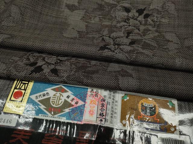 ■■■　サイズ　■■■ 身丈 162cm（肩から） 裄丈 62.5cm 袖丈 47cm　縫込み 6cm 袖幅 32cm 前幅 26.5cm 後幅 30cm 着物縫いこみ 内揚げ 2cm 裄 お袖側 約4cm　身頃側 約5cm ■■■　商品詳細　■■■ 【正絹】 状態は接写画像のように後身頃に薄い汚れがございますが その他特に目立ったシミ汚れなどもなく大変良い状態です。 大変上質な逸品になります。 お安く出品致しますので、是非この機会にいかがでしょうか？ ■■■　注意事項　■■■ ■モニター発色の具合により色合いが異なる場合がございます。 ■寸法は多少の誤差が生じる場合がございますのでご了承ください。 ■縫込みの長さが左右非対称の場合は短い部分を記載しております。 左右非対称であってもご返品・お値引き等の保証は出来かねますので、ご了承の上ご購入をお願い致します。 ■シミ等のチェックには注意を払っておりますが、見落としがある場合もございますし、個人の見解も様々ですので神経質な方のご購入はお控えください。 ■箪笥に入っておりました着物や帯なので畳みシワや匂いがあるものもございます。 ■お休みは基本的に土日祝となりますが、その他臨時でお休みする場合がございますのでご了承ください。 ■商品の発送は平日のみの発送となります。 ■夜間と土曜、日曜日はお問い合わせの回答が遅れる場合がございます。 ■当店では、お直し、紋入れ、お手入れ等は承っておりません。 ■生地の状態（ヤケ、経年劣化等）によってはサイズ直しが出来ない場合がございます。 その点もどうかご了承のうえ、ご購入をお願いいたします。 ■弊社で取り扱う商品は一点ものにつき、時期や在庫状況に応じて金額が変更となる場合がございます。 ■検針は行っておりません。予めご了承いただきますようお願いいたします。 ■【洗える着物】と記載のある商品におきましては、商品お届け後に洗濯を行ってしまってからのご返品にはご対応しかねます。 念の為、専門店でのお手入れをお願いいたします。 ■写真に写っている物が全てになります。それ以外の付属品はございませんのでご了承ください。 ■状態に関する写真につきましては、掲載可能な写真枚数に限りがあるため、各箇所につき1枚参考画像を掲載しております。 ■着物のサイズ目安は下記を参考ください↓ ＜女性着物＞　お端折り次第で＋5cm　－1cmが着用可能サイズ 　例）身丈170cmの場合、身長160cm～175cm ＜男性着物＞　身丈＋約25cm～27cm程が適応身長 　例）身丈155cmの場合、身長180～182cm