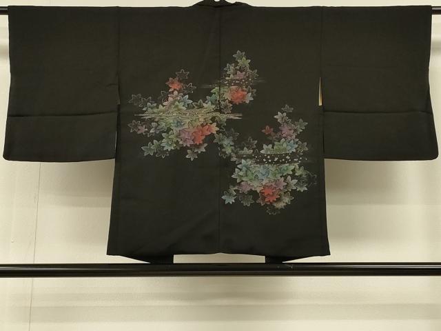 ■■■　サイズ　■■■ 身丈 73.5cm（肩から） 裄丈 62.5cm 袖丈 47cm　縫込み 6.5cm 袖幅 32.5cm 前幅 15.5cm 後幅 29cm 裄 お袖側 約2.5cm　身頃側 約3.5cm ■■■　商品詳細　■■■ 【正絹】 状態は接写画像のように羽裏に薄い汚れがございますが その他特に目立ったシミ汚れなどもなく大変良い状態です。 大変上質な逸品になります。 お安く出品致しますので、是非この機会にいかがでしょうか？ ■■■　注意事項　■■■ ■モニター発色の具合により色合いが異なる場合がございます。 ■寸法は多少の誤差が生じる場合がございますのでご了承ください。 ■縫込みの長さが左右非対称の場合は短い部分を記載しております。 左右非対称であってもご返品・お値引き等の保証は出来かねますので、ご了承の上ご購入をお願い致します。 ■シミ等のチェックには注意を払っておりますが、見落としがある場合もございますし、個人の見解も様々ですので神経質な方のご購入はお控えください。 ■箪笥に入っておりました着物や帯なので畳みシワや匂いがあるものもございます。 ■お休みは基本的に土日祝となりますが、その他臨時でお休みする場合がございますのでご了承ください。 ■商品の発送は平日のみの発送となります。 ■夜間と土曜、日曜日はお問い合わせの回答が遅れる場合がございます。 ■当店では、お直し、紋入れ、お手入れ等は承っておりません。 ■生地の状態（ヤケ、経年劣化等）によってはサイズ直しが出来ない場合がございます。 その点もどうかご了承のうえ、ご購入をお願いいたします。 ■弊社で取り扱う商品は一点ものにつき、時期や在庫状況に応じて金額が変更となる場合がございます。 ■検針は行っておりません。予めご了承いただきますようお願いいたします。 ■【洗える着物】と記載のある商品におきましては、商品お届け後に洗濯を行ってしまってからのご返品にはご対応しかねます。 念の為、専門店でのお手入れをお願いいたします。 ■写真に写っている物が全てになります。それ以外の付属品はございませんのでご了承ください。 ■状態に関する写真につきましては、掲載可能な写真枚数に限りがあるため、各箇所につき1枚参考画像を掲載しております。 ■着物のサイズ目安は下記を参考ください↓ ＜女性着物＞　お端折り次第で＋5cm　－1cmが着用可能サイズ 　例）身丈170cmの場合、身長160cm～175cm ＜男性着物＞　身丈＋約25cm～27cm程が適応身長 　例）身丈155cmの場合、身長180～182cm