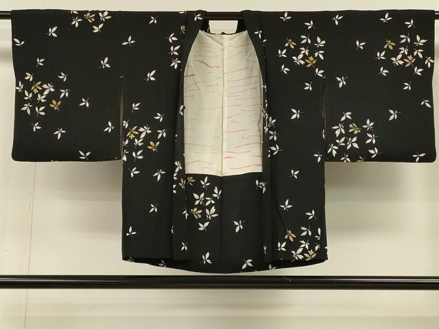 ■■■　サイズ　■■■ 身丈 72cm（肩から） 裄丈 61cm 袖丈 44cm　縫込み 1cm 袖幅 31.5cm 前幅 17cm 後幅 28cm 裄 お袖側 約1cm　身頃側 約2.5cm ■■■　商品詳細　■■■ 【正絹】 状態は接写画像のように後身頃・羽裏に薄い汚れがございますが その他特に目立ったシミ汚れなどもなく大変良い状態です。 大変上質な逸品になります。 お安く出品致しますので、是非この機会にいかがでしょうか？ ■■■　注意事項　■■■ ■モニター発色の具合により色合いが異なる場合がございます。 ■寸法は多少の誤差が生じる場合がございますのでご了承ください。 ■縫込みの長さが左右非対称の場合は短い部分を記載しております。 左右非対称であってもご返品・お値引き等の保証は出来かねますので、ご了承の上ご購入をお願い致します。 ■シミ等のチェックには注意を払っておりますが、見落としがある場合もございますし、個人の見解も様々ですので神経質な方のご購入はお控えください。 ■箪笥に入っておりました着物や帯なので畳みシワや匂いがあるものもございます。 ■お休みは基本的に土日祝となりますが、その他臨時でお休みする場合がございますのでご了承ください。 ■商品の発送は平日のみの発送となります。 ■夜間と土曜、日曜日はお問い合わせの回答が遅れる場合がございます。 ■当店では、お直し、紋入れ、お手入れ等は承っておりません。 ■生地の状態（ヤケ、経年劣化等）によってはサイズ直しが出来ない場合がございます。 その点もどうかご了承のうえ、ご購入をお願いいたします。 ■弊社で取り扱う商品は一点ものにつき、時期や在庫状況に応じて金額が変更となる場合がございます。 ■検針は行っておりません。予めご了承いただきますようお願いいたします。 ■【洗える着物】と記載のある商品におきましては、商品お届け後に洗濯を行ってしまってからのご返品にはご対応しかねます。 念の為、専門店でのお手入れをお願いいたします。 ■写真に写っている物が全てになります。それ以外の付属品はございませんのでご了承ください。 ■状態に関する写真につきましては、掲載可能な写真枚数に限りがあるため、各箇所につき1枚参考画像を掲載しております。 ■着物のサイズ目安は下記を参考ください↓ ＜女性着物＞　お端折り次第で＋5cm　－1cmが着用可能サイズ 　例）身丈170cmの場合、身長160cm～175cm ＜男性着物＞　身丈＋約25cm～27cm程が適応身長 　例）身丈155cmの場合、身長180～182cm