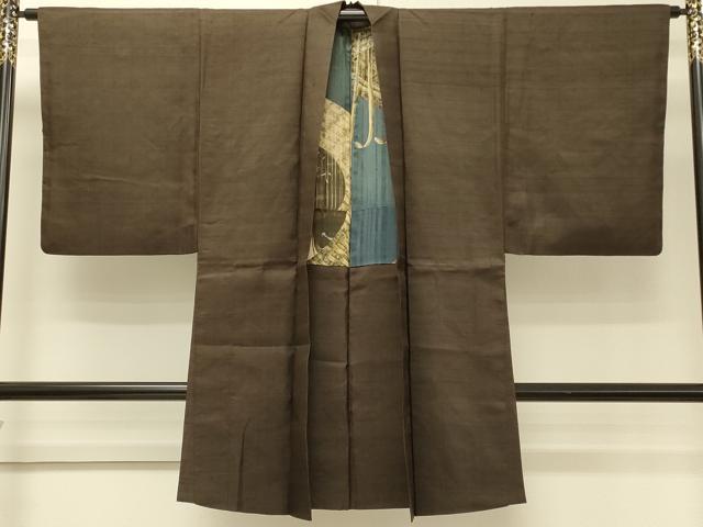 ■■■　サイズ　■■■ 身丈 97.5cm（肩から） 裄丈 64cm 袖丈 51cm　縫込み 2cm 袖幅 32cm 前幅 18.5cm 後幅 30.5cm 裄 お袖側 約1cm　身頃側 約2cm ■■■　商品詳細　■■■ 【正絹】 状態は接写画像のように返しに糸解け、羽裏に薄い汚れがございますが その他特に目立ったシミ汚れなどもなく大変良い状態です。 大変上質な逸品になります。 お安く出品致しますので、是非この機会にいかがでしょうか？ ■■■　注意事項　■■■ ■モニター発色の具合により色合いが異なる場合がございます。 ■寸法は多少の誤差が生じる場合がございますのでご了承ください。 ■縫込みの長さが左右非対称の場合は短い部分を記載しております。 左右非対称であってもご返品・お値引き等の保証は出来かねますので、ご了承の上ご購入をお願い致します。 ■シミ等のチェックには注意を払っておりますが、見落としがある場合もございますし、個人の見解も様々ですので神経質な方のご購入はお控えください。 ■箪笥に入っておりました着物や帯なので畳みシワや匂いがあるものもございます。 ■お休みは基本的に土日祝となりますが、その他臨時でお休みする場合がございますのでご了承ください。 ■商品の発送は平日のみの発送となります。 ■夜間と土曜、日曜日はお問い合わせの回答が遅れる場合がございます。 ■当店では、お直し、紋入れ、お手入れ等は承っておりません。 ■生地の状態（ヤケ、経年劣化等）によってはサイズ直しが出来ない場合がございます。 その点もどうかご了承のうえ、ご購入をお願いいたします。 ■弊社で取り扱う商品は一点ものにつき、時期や在庫状況に応じて金額が変更となる場合がございます。 ■検針は行っておりません。予めご了承いただきますようお願いいたします。 ■【洗える着物】と記載のある商品におきましては、商品お届け後に洗濯を行ってしまってからのご返品にはご対応しかねます。 念の為、専門店でのお手入れをお願いいたします。 ■写真に写っている物が全てになります。それ以外の付属品はございませんのでご了承ください。 ■状態に関する写真につきましては、掲載可能な写真枚数に限りがあるため、各箇所につき1枚参考画像を掲載しております。 ■着物のサイズ目安は下記を参考ください↓ ＜女性着物＞　お端折り次第で＋5cm　－1cmが着用可能サイズ 　例）身丈170cmの場合、身長160cm～175cm ＜男性着物＞　身丈＋約25cm～27cm程が適応身長 　例）身丈155cmの場合、身長180～182cm