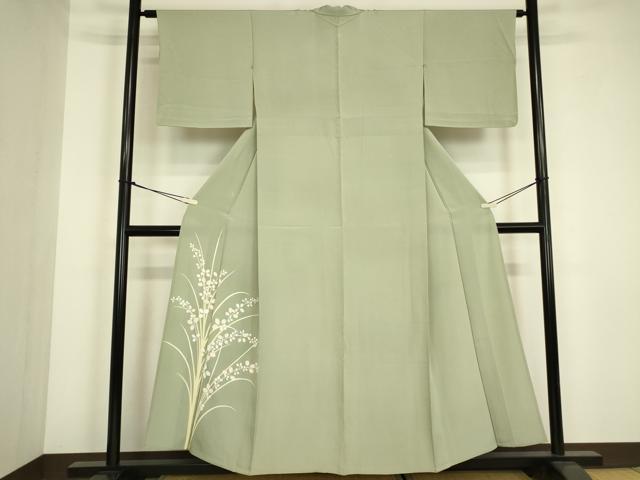 ■■■　サイズ　■■■ 身丈 152cm（肩から） 裄丈 64.5cm 袖丈 43cm　縫込み 2cm 袖幅 33cm 前幅 23.5cm 後幅 29cm 着物縫いこみ 内揚げ 3.5cm 裄 お袖側 約1.5cm　身頃側 約2cm ■■■　商品詳細　■■■ 【正絹・一つ紋】 状態は接写画像のように上前おくみ・右袖後・衿山・後身頃に薄い汚れがございますが その他特に目立ったシミ汚れなどもなく大変良い状態です。 大変上質な逸品になります。 お安く出品致しますので、是非この機会にいかがでしょうか？ ■■■　注意事項　■■■ ■モニター発色の具合により色合いが異なる場合がございます。 ■寸法は多少の誤差が生じる場合がございますのでご了承ください。 ■縫込みの長さが左右非対称の場合は短い部分を記載しております。 左右非対称であってもご返品・お値引き等の保証は出来かねますので、ご了承の上ご購入をお願い致します。 ■シミ等のチェックには注意を払っておりますが、見落としがある場合もございますし、個人の見解も様々ですので神経質な方のご購入はお控えください。 ■箪笥に入っておりました着物や帯なので畳みシワや匂いがあるものもございます。 ■お休みは基本的に土日祝となりますが、その他臨時でお休みする場合がございますのでご了承ください。 ■商品の発送は平日のみの発送となります。 ■夜間と土曜、日曜日はお問い合わせの回答が遅れる場合がございます。 ■当店では、お直し、紋入れ、お手入れ等は承っておりません。 ■生地の状態（ヤケ、経年劣化等）によってはサイズ直しが出来ない場合がございます。 その点もどうかご了承のうえ、ご購入をお願いいたします。 ■弊社で取り扱う商品は一点ものにつき、時期や在庫状況に応じて金額が変更となる場合がございます。 ■検針は行っておりません。予めご了承いただきますようお願いいたします。 ■【洗える着物】と記載のある商品におきましては、商品お届け後に洗濯を行ってしまってからのご返品にはご対応しかねます。 念の為、専門店でのお手入れをお願いいたします。 ■写真に写っている物が全てになります。それ以外の付属品はございませんのでご了承ください。 ■状態に関する写真につきましては、掲載可能な写真枚数に限りがあるため、各箇所につき1枚参考画像を掲載しております。 ■着物のサイズ目安は下記を参考ください↓ ＜女性着物＞　お端折り次第で＋5cm　－1cmが着用可能サイズ 　例）身丈170cmの場合、身長160cm～175cm ＜男性着物＞　身丈＋約25cm～27cm程が適応身長 　例）身丈155cmの場合、身長180～182cm