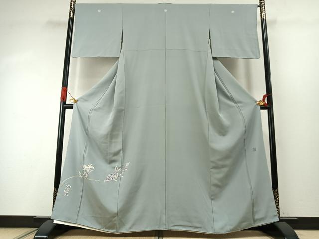■■■　サイズ　■■■ 身丈 162cm（肩から） 裄丈 67cm 袖丈 49cm　縫込み 7.5cm 袖幅 34cm 前幅 27cm 後幅 31cm 着物縫いこみ 内揚げ 5cm 裄 お袖側 約1.5cm　身頃側 約2.5cm ■■■　商品詳細　■■■ 【正絹・三つ紋・比翼仕立て】 状態は接写画像のように上前・右袖前に薄い汚れがございますが その他特に目立ったシミ汚れなどもなく大変良い状態です。 加賀友禅の大御所、成竹登茂男氏に師事し技術を習得した京友禅作家、 山崎巌氏によるお着物です。 驚くほど細かな糊糸目や絵画的な暈しからも 他とは異なる卓越した存在感をアピールしています。 友禅染は白生地に下絵を書き、その下絵を糸目糊でなぞっていきます。 この糊が図柄や色が隣の図柄、色にしみ込むことを防ぐ防波堤の役割をします。 次に図柄に色を挿していき、そして染めあがった図柄の上に伏せ糊をして地色を染めます。 最後に糊を落とします。 この染色方法は、絞り染めや型染めに比べ、より自由に図柄を描く事ができ、 また多数の色彩を使うことも出来ます。 つまり、まるで絵を描くように、染める人の感性を最も忠実に表すことが出来る染色方法なのです。 お召しになる方をこれ以上ないというほど優美に演出します。 大変上質な逸品になります。 お安く出品致しますので、是非この機会にいかがでしょうか？ ■■■　注意事項　■■■ ■モニター発色の具合により色合いが異なる場合がございます。 ■寸法は多少の誤差が生じる場合がございますのでご了承ください。 ■縫込みの長さが左右非対称の場合は短い部分を記載しております。 左右非対称であってもご返品・お値引き等の保証は出来かねますので、ご了承の上ご購入をお願い致します。 ■シミ等のチェックには注意を払っておりますが、見落としがある場合もございますし、個人の見解も様々ですので神経質な方のご購入はお控えください。 ■箪笥に入っておりました着物や帯なので畳みシワや匂いがあるものもございます。 ■お休みは基本的に土日祝となりますが、その他臨時でお休みする場合がございますのでご了承ください。 ■商品の発送は平日のみの発送となります。 ■夜間と土曜、日曜日はお問い合わせの回答が遅れる場合がございます。 ■当店では、お直し、紋入れ、お手入れ等は承っておりません。 ■生地の状態（ヤケ、経年劣化等）によってはサイズ直しが出来ない場合がございます。 その点もどうかご了承のうえ、ご購入をお願いいたします。 ■弊社で取り扱う商品は一点ものにつき、時期や在庫状況に応じて金額が変更となる場合がございます。 ■検針は行っておりません。予めご了承いただきますようお願いいたします。 ■【洗える着物】と記載のある商品におきましては、商品お届け後に洗濯を行ってしまってからのご返品にはご対応しかねます。 念の為、専門店でのお手入れをお願いいたします。 ■写真に写っている物が全てになります。それ以外の付属品はございませんのでご了承ください。 ■状態に関する写真につきましては、掲載可能な写真枚数に限りがあるため、各箇所につき1枚参考画像を掲載しております。 ■着物のサイズ目安は下記を参考ください↓ ＜女性着物＞　お端折り次第で＋5cm　－1cmが着用可能サイズ 　例）身丈170cmの場合、身長160cm～175cm ＜男性着物＞　身丈＋約25cm～27cm程が適応身長 　例）身丈155cmの場合、身長180～182cm