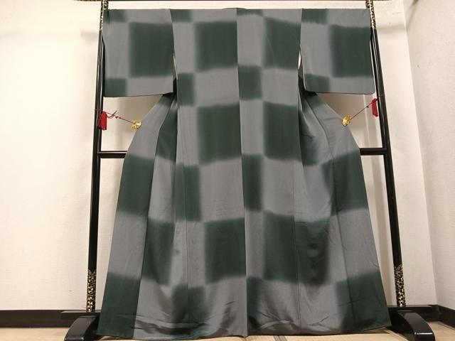 ■■■　サイズ　■■■ 身丈 162.5cm（肩から） 裄丈 70.5cm 袖丈 47.5cm　縫込み 4cm 袖幅 36cm 前幅 25cm 後幅 31cm 着物縫いこみ 内揚げ 2cm 裄 お袖側 約0cm　身頃側 約0cm ■■■　商品詳細　■■■ 【正絹】 状態は特に目立ったシミ汚れなどもなく大変良い状態です。 大変上質な逸品になります。 お安く出品致しますので、是非この機会にいかがでしょうか？ ■■■　注意事項　■■■ ■モニター発色の具合により色合いが異なる場合がございます。 ■寸法は多少の誤差が生じる場合がございますのでご了承ください。 ■縫込みの長さが左右非対称の場合は短い部分を記載しております。 左右非対称であってもご返品・お値引き等の保証は出来かねますので、ご了承の上ご購入をお願い致します。 ■シミ等のチェックには注意を払っておりますが、見落としがある場合もございますし、個人の見解も様々ですので神経質な方のご購入はお控えください。 ■箪笥に入っておりました着物や帯なので畳みシワや匂いがあるものもございます。 ■お休みは基本的に土日祝となりますが、その他臨時でお休みする場合がございますのでご了承ください。 ■商品の発送は平日のみの発送となります。 ■夜間と土曜、日曜日はお問い合わせの回答が遅れる場合がございます。 ■当店では、お直し、紋入れ、お手入れ等は承っておりません。 ■生地の状態（ヤケ、経年劣化等）によってはサイズ直しが出来ない場合がございます。 その点もどうかご了承のうえ、ご購入をお願いいたします。 ■弊社で取り扱う商品は一点ものにつき、時期や在庫状況に応じて金額が変更となる場合がございます。 ■検針は行っておりません。予めご了承いただきますようお願いいたします。 ■【洗える着物】と記載のある商品におきましては、商品お届け後に洗濯を行ってしまってからのご返品にはご対応しかねます。 念の為、専門店でのお手入れをお願いいたします。 ■写真に写っている物が全てになります。それ以外の付属品はございませんのでご了承ください。 ■状態に関する写真につきましては、掲載可能な写真枚数に限りがあるため、各箇所につき1枚参考画像を掲載しております。 ■着物のサイズ目安は下記を参考ください↓ ＜女性着物＞　お端折り次第で＋5cm　−1cmが着用可能サイズ 　例）身丈170cmの場合、身長160cm〜175cm ＜男性着物＞　身丈＋約25cm〜27cm程が適応身長 　例）身丈155cmの場合、身長180〜182cm