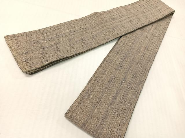■■■　サイズ　■■■ 長さ 396cm 幅 9.5cm程 ■■■　商品詳細　■■■ 【正絹】 状態は接写画像のように裏面所々に焼けがございますが その他表面は特に目立ったシミ汚れなどもなく大変良い状態です。 本場筑前博多織は、 福岡県福岡市博多区やその周辺で生産される絹織物です。 仏具のひとつである独鈷、華皿を基にした幾何学模様が織られています。 江戸時代に筑前藩主だった黒田長政が幕府への献上品にしたことから、 博多献上、献上博多とも呼ばれます。 横畝が際立って見える経畝織りという織りになっています。 30～60本の細い経糸を使うため、こしやはりがあり、 地合が硬く、光沢感があります。 きちんと締まり、くずれにくい、締めやすい帯といわれています。 大変上質な逸品になります。 お安く出品致しますので、是非この機会にいかがでしょうか？ ※端の内側に証紙の剥がし跡がございます。 ■■■　注意事項　■■■ ■モニター発色の具合により色合いが異なる場合がございます。 ■寸法は多少の誤差が生じる場合がございますのでご了承ください。 ■縫込みの長さが左右非対称の場合は短い部分を記載しております。 左右非対称であってもご返品・お値引き等の保証は出来かねますので、ご了承の上ご購入をお願い致します。 ■シミ等のチェックには注意を払っておりますが、見落としがある場合もございますし、個人の見解も様々ですので神経質な方のご購入はお控えください。 ■箪笥に入っておりました着物や帯なので畳みシワや匂いがあるものもございます。 ■お休みは基本的に土日祝となりますが、その他臨時でお休みする場合がございますのでご了承ください。 ■商品の発送は平日のみの発送となります。 ■夜間と土曜、日曜日はお問い合わせの回答が遅れる場合がございます。 ■当店では、お直し、紋入れ、お手入れ等は承っておりません。 ■生地の状態（ヤケ、経年劣化等）によってはサイズ直しが出来ない場合がございます。 その点もどうかご了承のうえ、ご購入をお願いいたします。 ■弊社で取り扱う商品は一点ものにつき、時期や在庫状況に応じて金額が変更となる場合がございます。 ■検針は行っておりません。予めご了承いただきますようお願いいたします。 ■【洗える着物】と記載のある商品におきましては、商品お届け後に洗濯を行ってしまってからのご返品にはご対応しかねます。 念の為、専門店でのお手入れをお願いいたします。 ■写真に写っている物が全てになります。それ以外の付属品はございませんのでご了承ください。 ■状態に関する写真につきましては、掲載可能な写真枚数に限りがあるため、各箇所につき1枚参考画像を掲載しております。 ■着物のサイズ目安は下記を参考ください↓ ＜女性着物＞　お端折り次第で＋5cm　－1cmが着用可能サイズ 　例）身丈170cmの場合、身長160cm～175cm ＜男性着物＞　身丈＋約25cm～27cm程が適応身長 　例）身丈155cmの場合、身長180～182cm