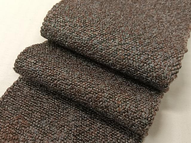 ■■■　サイズ　■■■ 長さ(房含めず) 374cm 幅 9cm程 ■■■　商品詳細　■■■ 【交織】 状態は接写画像のように端から60cm程にシールの剥がし跡がございますが その他特に目立ったシミ汚れなどもなく大変良い状態です。 お安く出品致しますので、是非この機会にいかがでしょうか？ ■■■　注意事項　■■■ ■モニター発色の具合により色合いが異なる場合がございます。 ■寸法は多少の誤差が生じる場合がございますのでご了承ください。 ■縫込みの長さが左右非対称の場合は短い部分を記載しております。 左右非対称であってもご返品・お値引き等の保証は出来かねますので、ご了承の上ご購入をお願い致します。 ■シミ等のチェックには注意を払っておりますが、見落としがある場合もございますし、個人の見解も様々ですので神経質な方のご購入はお控えください。 ■箪笥に入っておりました着物や帯なので畳みシワや匂いがあるものもございます。 ■お休みは基本的に土日祝となりますが、その他臨時でお休みする場合がございますのでご了承ください。 ■商品の発送は平日のみの発送となります。 ■夜間と土曜、日曜日はお問い合わせの回答が遅れる場合がございます。 ■当店では、お直し、紋入れ、お手入れ等は承っておりません。 ■生地の状態（ヤケ、経年劣化等）によってはサイズ直しが出来ない場合がございます。 その点もどうかご了承のうえ、ご購入をお願いいたします。 ■弊社で取り扱う商品は一点ものにつき、時期や在庫状況に応じて金額が変更となる場合がございます。 ■検針は行っておりません。予めご了承いただきますようお願いいたします。 ■【洗える着物】と記載のある商品におきましては、商品お届け後に洗濯を行ってしまってからのご返品にはご対応しかねます。 念の為、専門店でのお手入れをお願いいたします。 ■写真に写っている物が全てになります。それ以外の付属品はございませんのでご了承ください。 ■状態に関する写真につきましては、掲載可能な写真枚数に限りがあるため、各箇所につき1枚参考画像を掲載しております。 ■着物のサイズ目安は下記を参考ください↓ ＜女性着物＞　お端折り次第で＋5cm　－1cmが着用可能サイズ 　例）身丈170cmの場合、身長160cm～175cm ＜男性着物＞　身丈＋約25cm～27cm程が適応身長 　例）身丈155cmの場合、身長180～182cm