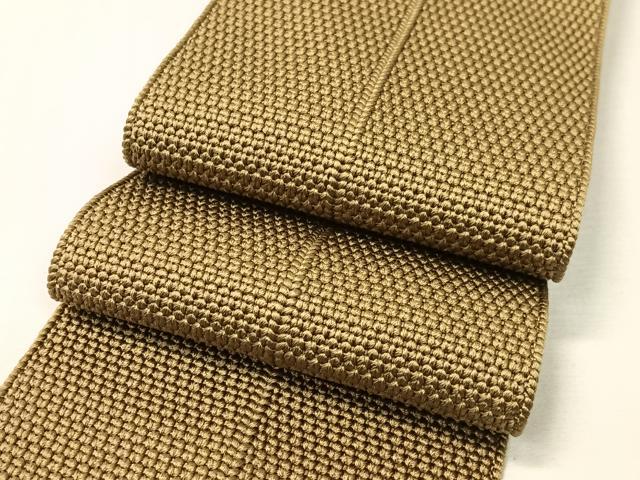 ■■■　サイズ　■■■ 長さ(房含めず) 420cm 幅 9cm程 ■■■　商品詳細　■■■ 【正絹】 状態は締めてはおりますが 特に目立ったシミ汚れなどもなく大変良い状態です。 本場筑前博多織は、 福岡県福岡市博多区やその周辺で生産される絹織物です。 仏具のひとつである独鈷、華皿を基にした幾何学模様が織られています。 江戸時代に筑前藩主だった黒田長政が幕府への献上品にしたことから、 博多献上、献上博多とも呼ばれます。 横畝が際立って見える経畝織りという織りになっています。 30～60本の細い経糸を使うため、こしやはりがあり、 地合が硬く、光沢感があります。 きちんと締まり、くずれにくい、締めやすい帯といわれています。 大変上質な逸品になります。 お安く出品致しますので、是非この機会にいかがでしょうか？ ■■■　注意事項　■■■ ■モニター発色の具合により色合いが異なる場合がございます。 ■寸法は多少の誤差が生じる場合がございますのでご了承ください。 ■縫込みの長さが左右非対称の場合は短い部分を記載しております。 左右非対称であってもご返品・お値引き等の保証は出来かねますので、ご了承の上ご購入をお願い致します。 ■シミ等のチェックには注意を払っておりますが、見落としがある場合もございますし、個人の見解も様々ですので神経質な方のご購入はお控えください。 ■箪笥に入っておりました着物や帯なので畳みシワや匂いがあるものもございます。 ■お休みは基本的に土日祝となりますが、その他臨時でお休みする場合がございますのでご了承ください。 ■商品の発送は平日のみの発送となります。 ■夜間と土曜、日曜日はお問い合わせの回答が遅れる場合がございます。 ■当店では、お直し、紋入れ、お手入れ等は承っておりません。 ■生地の状態（ヤケ、経年劣化等）によってはサイズ直しが出来ない場合がございます。 その点もどうかご了承のうえ、ご購入をお願いいたします。 ■弊社で取り扱う商品は一点ものにつき、時期や在庫状況に応じて金額が変更となる場合がございます。 ■検針は行っておりません。予めご了承いただきますようお願いいたします。 ■【洗える着物】と記載のある商品におきましては、商品お届け後に洗濯を行ってしまってからのご返品にはご対応しかねます。 念の為、専門店でのお手入れをお願いいたします。 ■写真に写っている物が全てになります。それ以外の付属品はございませんのでご了承ください。 ■状態に関する写真につきましては、掲載可能な写真枚数に限りがあるため、各箇所につき1枚参考画像を掲載しております。 ■着物のサイズ目安は下記を参考ください↓ ＜女性着物＞　お端折り次第で＋5cm　－1cmが着用可能サイズ 　例）身丈170cmの場合、身長160cm～175cm ＜男性着物＞　身丈＋約25cm～27cm程が適応身長 　例）身丈155cmの場合、身長180～182cm