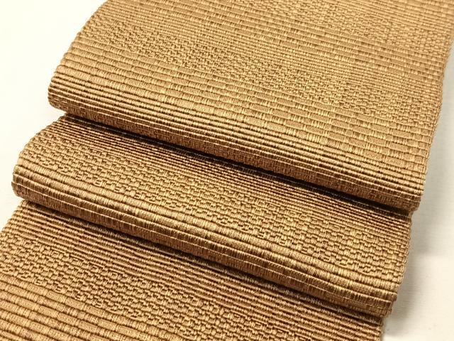 ■■■　サイズ　■■■ 長さ 416cm 幅 10cm程 ■■■　商品詳細　■■■ 【正絹】 状態は締めてはおりますが 特に目立ったシミ汚れなどもなく大変良い状態です。 本場筑前博多織は、 福岡県福岡市博多区やその周辺で生産される絹織物です。 仏具のひとつである独鈷、華皿を基にした幾何学模様が織られています。 江戸時代に筑前藩主だった黒田長政が幕府への献上品にしたことから、 博多献上、献上博多とも呼ばれます。 横畝が際立って見える経畝織りという織りになっています。 30～60本の細い経糸を使うため、こしやはりがあり、 地合が硬く、光沢感があります。 きちんと締まり、くずれにくい、締めやすい帯といわれています。 大変上質な逸品になります。 お安く出品致しますので、是非この機会にいかがでしょうか？ ■■■　注意事項　■■■ ■モニター発色の具合により色合いが異なる場合がございます。 ■寸法は多少の誤差が生じる場合がございますのでご了承ください。 ■縫込みの長さが左右非対称の場合は短い部分を記載しております。 左右非対称であってもご返品・お値引き等の保証は出来かねますので、ご了承の上ご購入をお願い致します。 ■シミ等のチェックには注意を払っておりますが、見落としがある場合もございますし、個人の見解も様々ですので神経質な方のご購入はお控えください。 ■箪笥に入っておりました着物や帯なので畳みシワや匂いがあるものもございます。 ■お休みは基本的に土日祝となりますが、その他臨時でお休みする場合がございますのでご了承ください。 ■商品の発送は平日のみの発送となります。 ■夜間と土曜、日曜日はお問い合わせの回答が遅れる場合がございます。 ■当店では、お直し、紋入れ、お手入れ等は承っておりません。 ■生地の状態（ヤケ、経年劣化等）によってはサイズ直しが出来ない場合がございます。 その点もどうかご了承のうえ、ご購入をお願いいたします。 ■弊社で取り扱う商品は一点ものにつき、時期や在庫状況に応じて金額が変更となる場合がございます。 ■検針は行っておりません。予めご了承いただきますようお願いいたします。 ■【洗える着物】と記載のある商品におきましては、商品お届け後に洗濯を行ってしまってからのご返品にはご対応しかねます。 念の為、専門店でのお手入れをお願いいたします。 ■写真に写っている物が全てになります。それ以外の付属品はございませんのでご了承ください。 ■状態に関する写真につきましては、掲載可能な写真枚数に限りがあるため、各箇所につき1枚参考画像を掲載しております。 ■着物のサイズ目安は下記を参考ください↓ ＜女性着物＞　お端折り次第で＋5cm　－1cmが着用可能サイズ 　例）身丈170cmの場合、身長160cm～175cm ＜男性着物＞　身丈＋約25cm～27cm程が適応身長 　例）身丈155cmの場合、身長180～182cm