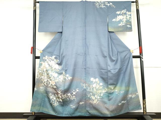 ■■■　サイズ　■■■ 身丈 156cm（肩から） 裄丈 63cm 袖丈 46.5cm　縫込み 7cm 袖幅 32.5cm 前幅 25.5cm 後幅 30.5cm 着物縫いこみ 内揚げ 10.5cm 裄 お袖側 約1cm　身頃側 約4cm ■■■　商品詳細　■■■ 【正絹】 状態は接写画像のように衿・衿山・袖口に薄い汚れがございますが その他特に目立ったシミ汚れなどもなく大変良い状態です。 大変上質な逸品になります。 お安く出品致しますので、是非この機会にいかがでしょうか？ ■■■　注意事項　■■■ ■モニター発色の具合により色合いが異なる場合がございます。 ■寸法は多少の誤差が生じる場合がございますのでご了承ください。 ■縫込みの長さが左右非対称の場合は短い部分を記載しております。 左右非対称であってもご返品・お値引き等の保証は出来かねますので、ご了承の上ご購入をお願い致します。 ■シミ等のチェックには注意を払っておりますが、見落としがある場合もございますし、個人の見解も様々ですので神経質な方のご購入はお控えください。 ■箪笥に入っておりました着物や帯なので畳みシワや匂いがあるものもございます。 ■お休みは基本的に土日祝となりますが、その他臨時でお休みする場合がございますのでご了承ください。 ■商品の発送は平日のみの発送となります。 ■夜間と土曜、日曜日はお問い合わせの回答が遅れる場合がございます。 ■当店では、お直し、紋入れ、お手入れ等は承っておりません。 ■生地の状態（ヤケ、経年劣化等）によってはサイズ直しが出来ない場合がございます。 その点もどうかご了承のうえ、ご購入をお願いいたします。 ■弊社で取り扱う商品は一点ものにつき、時期や在庫状況に応じて金額が変更となる場合がございます。 ■検針は行っておりません。予めご了承いただきますようお願いいたします。 ■【洗える着物】と記載のある商品におきましては、商品お届け後に洗濯を行ってしまってからのご返品にはご対応しかねます。 念の為、専門店でのお手入れをお願いいたします。 ■写真に写っている物が全てになります。それ以外の付属品はございませんのでご了承ください。 ■状態に関する写真につきましては、掲載可能な写真枚数に限りがあるため、各箇所につき1枚参考画像を掲載しております。 ■着物のサイズ目安は下記を参考ください↓ ＜女性着物＞　お端折り次第で＋5cm　−1cmが着用可能サイズ 　例）身丈170cmの場合、身長160cm〜175cm ＜男性着物＞　身丈＋約25cm〜27cm程が適応身長 　例）身丈155cmの場合、身長180〜182cm