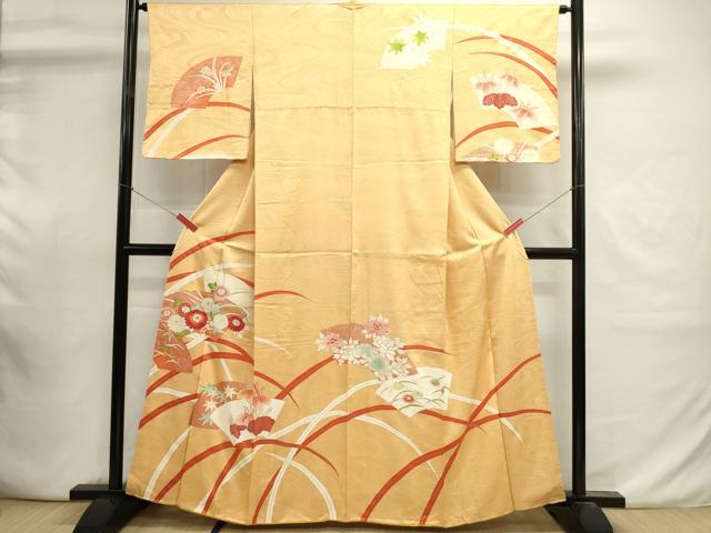 ■■■　サイズ　■■■ 身丈 160cm（肩から） 裄丈 65cm 袖丈 51cm　縫込み 2cm 袖幅 32.5cm 前幅 23cm 後幅 31cm 着物縫いこみ 内揚げ 0cm 裄 お袖側 約4.5cm　身頃側 約3cm ■■■　商品詳細　■■■ 【正絹】 状態は画像を添付しておりますので、そちらをご確認下さいますよう宜しくお願い致します。 大変上質な逸品になりますのでぜひお手入れをされてお召しになられてはいかがでしょうか。 お安く出品致しますので、是非この機会にいかがでしょうか？ ■■■　注意事項　■■■ ■モニター発色の具合により色合いが異なる場合がございます。 ■寸法は多少の誤差が生じる場合がございますのでご了承ください。 ■縫込みの長さが左右非対称の場合は短い部分を記載しております。 左右非対称であってもご返品・お値引き等の保証は出来かねますので、ご了承の上ご購入をお願い致します。 ■シミ等のチェックには注意を払っておりますが、見落としがある場合もございますし、個人の見解も様々ですので神経質な方のご購入はお控えください。 ■箪笥に入っておりました着物や帯なので畳みシワや匂いがあるものもございます。 ■お休みは基本的に土日祝となりますが、その他臨時でお休みする場合がございますのでご了承ください。 ■商品の発送は平日のみの発送となります。 ■夜間と土曜、日曜日はお問い合わせの回答が遅れる場合がございます。 ■当店では、お直し、紋入れ、お手入れ等は承っておりません。 ■生地の状態（ヤケ、経年劣化等）によってはサイズ直しが出来ない場合がございます。 その点もどうかご了承のうえ、ご購入をお願いいたします。 ■弊社で取り扱う商品は一点ものにつき、時期や在庫状況に応じて金額が変更となる場合がございます。 ■検針は行っておりません。予めご了承いただきますようお願いいたします。 ■【洗える着物】と記載のある商品におきましては、商品お届け後に洗濯を行ってしまってからのご返品にはご対応しかねます。 念の為、専門店でのお手入れをお願いいたします。 ■写真に写っている物が全てになります。それ以外の付属品はございませんのでご了承ください。 ■状態に関する写真につきましては、掲載可能な写真枚数に限りがあるため、各箇所につき1枚参考画像を掲載しております。 ■着物のサイズ目安は下記を参考ください↓ ＜女性着物＞　お端折り次第で＋5cm　－1cmが着用可能サイズ 　例）身丈170cmの場合、身長160cm～175cm ＜男性着物＞　身丈＋約25cm～27cm程が適応身長 　例）身丈155cmの場合、身長180～182cm
