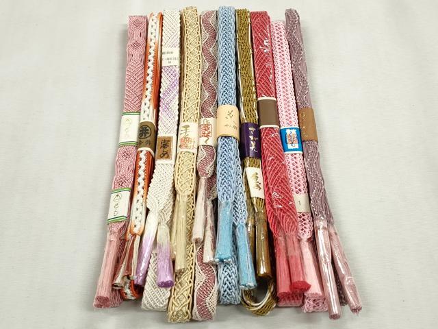 ■■■　商品詳細　■■■ 【未使用】 ※こちらのお品はまとめての出品となりますので、 汚れ・サイズ等の詳細は記載しておりません。 ご理解の上でのご入札をお願い致します。 大変上質な逸品になります。 お安く出品致しますので、是非この機会にいかがでしょうか？ ■■■　注意事項　■■■ ■モニター発色の具合により色合いが異なる場合がございます。 ■寸法は多少の誤差が生じる場合がございますのでご了承ください。 ■縫込みの長さが左右非対称の場合は短い部分を記載しております。 左右非対称であってもご返品・お値引き等の保証は出来かねますので、ご了承の上ご購入をお願い致します。 ■シミ等のチェックには注意を払っておりますが、見落としがある場合もございますし、個人の見解も様々ですので神経質な方のご購入はお控えください。 ■箪笥に入っておりました着物や帯なので畳みシワや匂いがあるものもございます。 ■お休みは基本的に土日祝となりますが、その他臨時でお休みする場合がございますのでご了承ください。 ■商品の発送は平日のみの発送となります。 ■夜間と土曜、日曜日はお問い合わせの回答が遅れる場合がございます。 ■当店では、お直し、紋入れ、お手入れ等は承っておりません。 ■生地の状態（ヤケ、経年劣化等）によってはサイズ直しが出来ない場合がございます。 その点もどうかご了承のうえ、ご購入をお願いいたします。 ■弊社で取り扱う商品は一点ものにつき、時期や在庫状況に応じて金額が変更となる場合がございます。 ■検針は行っておりません。予めご了承いただきますようお願いいたします。 ■【洗える着物】と記載のある商品におきましては、商品お届け後に洗濯を行ってしまってからのご返品にはご対応しかねます。 念の為、専門店でのお手入れをお願いいたします。 ■写真に写っている物が全てになります。それ以外の付属品はございませんのでご了承ください。 ■状態に関する写真につきましては、掲載可能な写真枚数に限りがあるため、各箇所につき1枚参考画像を掲載しております。 ■着物のサイズ目安は下記を参考ください↓ ＜女性着物＞　お端折り次第で＋5cm　－1cmが着用可能サイズ 　例）身丈170cmの場合、身長160cm～175cm ＜男性着物＞　身丈＋約25cm～27cm程が適応身長 　例）身丈155cmの場合、身長180～182cm