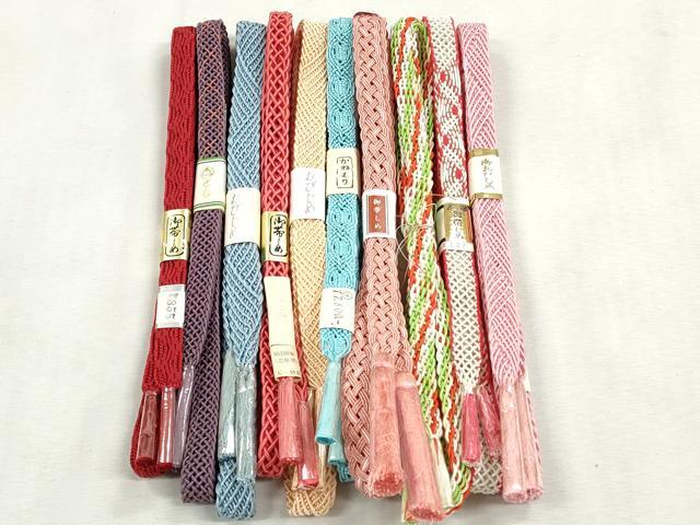 ■■■　商品詳細　■■■ 【未使用】 ※こちらのお品はまとめての出品となりますので、 汚れ・サイズ等の詳細は記載しておりません。 ご理解の上でのご入札をお願い致します。 大変上質な逸品になります。 お安く出品致しますので、是非この機会にいかがでしょうか？ ■■■　注意事項　■■■ ■モニター発色の具合により色合いが異なる場合がございます。 ■寸法は多少の誤差が生じる場合がございますのでご了承ください。 ■縫込みの長さが左右非対称の場合は短い部分を記載しております。 左右非対称であってもご返品・お値引き等の保証は出来かねますので、ご了承の上ご購入をお願い致します。 ■シミ等のチェックには注意を払っておりますが、見落としがある場合もございますし、個人の見解も様々ですので神経質な方のご購入はお控えください。 ■箪笥に入っておりました着物や帯なので畳みシワや匂いがあるものもございます。 ■お休みは基本的に土日祝となりますが、その他臨時でお休みする場合がございますのでご了承ください。 ■商品の発送は平日のみの発送となります。 ■夜間と土曜、日曜日はお問い合わせの回答が遅れる場合がございます。 ■当店では、お直し、紋入れ、お手入れ等は承っておりません。 ■生地の状態（ヤケ、経年劣化等）によってはサイズ直しが出来ない場合がございます。 その点もどうかご了承のうえ、ご購入をお願いいたします。 ■弊社で取り扱う商品は一点ものにつき、時期や在庫状況に応じて金額が変更となる場合がございます。 ■検針は行っておりません。予めご了承いただきますようお願いいたします。 ■【洗える着物】と記載のある商品におきましては、商品お届け後に洗濯を行ってしまってからのご返品にはご対応しかねます。 念の為、専門店でのお手入れをお願いいたします。 ■写真に写っている物が全てになります。それ以外の付属品はございませんのでご了承ください。 ■状態に関する写真につきましては、掲載可能な写真枚数に限りがあるため、各箇所につき1枚参考画像を掲載しております。 ■着物のサイズ目安は下記を参考ください↓ ＜女性着物＞　お端折り次第で＋5cm　－1cmが着用可能サイズ 　例）身丈170cmの場合、身長160cm～175cm ＜男性着物＞　身丈＋約25cm～27cm程が適応身長 　例）身丈155cmの場合、身長180～182cm