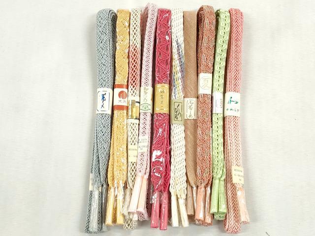 ■■■　商品詳細　■■■ 【未使用】 ※こちらのお品はまとめての出品となりますので、 汚れ・サイズ等の詳細は記載しておりません。 ご理解の上でのご入札をお願い致します。 大変上質な逸品になります。 お安く出品致しますので、是非この機会にいかがでしょうか？ ■■■　注意事項　■■■ ■モニター発色の具合により色合いが異なる場合がございます。 ■寸法は多少の誤差が生じる場合がございますのでご了承ください。 ■縫込みの長さが左右非対称の場合は短い部分を記載しております。 左右非対称であってもご返品・お値引き等の保証は出来かねますので、ご了承の上ご購入をお願い致します。 ■シミ等のチェックには注意を払っておりますが、見落としがある場合もございますし、個人の見解も様々ですので神経質な方のご購入はお控えください。 ■箪笥に入っておりました着物や帯なので畳みシワや匂いがあるものもございます。 ■お休みは基本的に土日祝となりますが、その他臨時でお休みする場合がございますのでご了承ください。 ■商品の発送は平日のみの発送となります。 ■夜間と土曜、日曜日はお問い合わせの回答が遅れる場合がございます。 ■当店では、お直し、紋入れ、お手入れ等は承っておりません。 ■生地の状態（ヤケ、経年劣化等）によってはサイズ直しが出来ない場合がございます。 その点もどうかご了承のうえ、ご購入をお願いいたします。 ■弊社で取り扱う商品は一点ものにつき、時期や在庫状況に応じて金額が変更となる場合がございます。 ■検針は行っておりません。予めご了承いただきますようお願いいたします。 ■【洗える着物】と記載のある商品におきましては、商品お届け後に洗濯を行ってしまってからのご返品にはご対応しかねます。 念の為、専門店でのお手入れをお願いいたします。 ■写真に写っている物が全てになります。それ以外の付属品はございませんのでご了承ください。 ■状態に関する写真につきましては、掲載可能な写真枚数に限りがあるため、各箇所につき1枚参考画像を掲載しております。 ■着物のサイズ目安は下記を参考ください↓ ＜女性着物＞　お端折り次第で＋5cm　－1cmが着用可能サイズ 　例）身丈170cmの場合、身長160cm～175cm ＜男性着物＞　身丈＋約25cm～27cm程が適応身長 　例）身丈155cmの場合、身長180～182cm