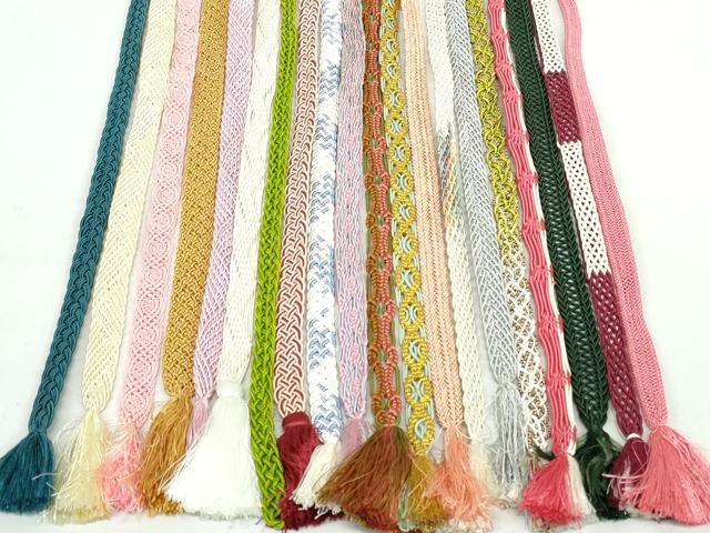 ■■■　商品詳細　■■■ ※こちらのお品はまとめての出品となりますので、 汚れ・サイズ等の詳細は記載しておりません。 ご理解の上でのご入札をお願い致します。 大変上質な逸品になります。 お安く出品致しますので、是非この機会にいかがでしょうか？ ■■■　注意事項　■■■ ■モニター発色の具合により色合いが異なる場合がございます。 ■寸法は多少の誤差が生じる場合がございますのでご了承ください。 ■縫込みの長さが左右非対称の場合は短い部分を記載しております。 左右非対称であってもご返品・お値引き等の保証は出来かねますので、ご了承の上ご購入をお願い致します。 ■シミ等のチェックには注意を払っておりますが、見落としがある場合もございますし、個人の見解も様々ですので神経質な方のご購入はお控えください。 ■箪笥に入っておりました着物や帯なので畳みシワや匂いがあるものもございます。 ■お休みは基本的に土日祝となりますが、その他臨時でお休みする場合がございますのでご了承ください。 ■商品の発送は平日のみの発送となります。 ■夜間と土曜、日曜日はお問い合わせの回答が遅れる場合がございます。 ■当店では、お直し、紋入れ、お手入れ等は承っておりません。 ■生地の状態（ヤケ、経年劣化等）によってはサイズ直しが出来ない場合がございます。 その点もどうかご了承のうえ、ご購入をお願いいたします。 ■弊社で取り扱う商品は一点ものにつき、時期や在庫状況に応じて金額が変更となる場合がございます。 ■検針は行っておりません。予めご了承いただきますようお願いいたします。 ■【洗える着物】と記載のある商品におきましては、商品お届け後に洗濯を行ってしまってからのご返品にはご対応しかねます。 念の為、専門店でのお手入れをお願いいたします。 ■写真に写っている物が全てになります。それ以外の付属品はございませんのでご了承ください。 ■状態に関する写真につきましては、掲載可能な写真枚数に限りがあるため、各箇所につき1枚参考画像を掲載しております。 ■着物のサイズ目安は下記を参考ください↓ ＜女性着物＞　お端折り次第で＋5cm　－1cmが着用可能サイズ 　例）身丈170cmの場合、身長160cm～175cm ＜男性着物＞　身丈＋約25cm～27cm程が適応身長 　例）身丈155cmの場合、身長180～182cm